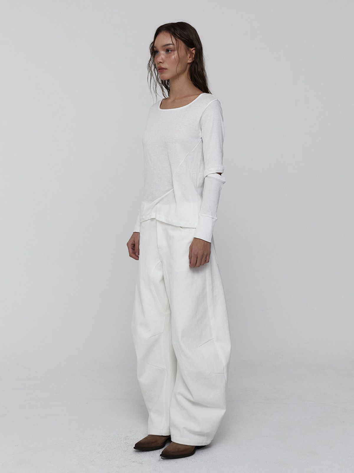 비수스(VISUS) Slit Sleeve Top_White