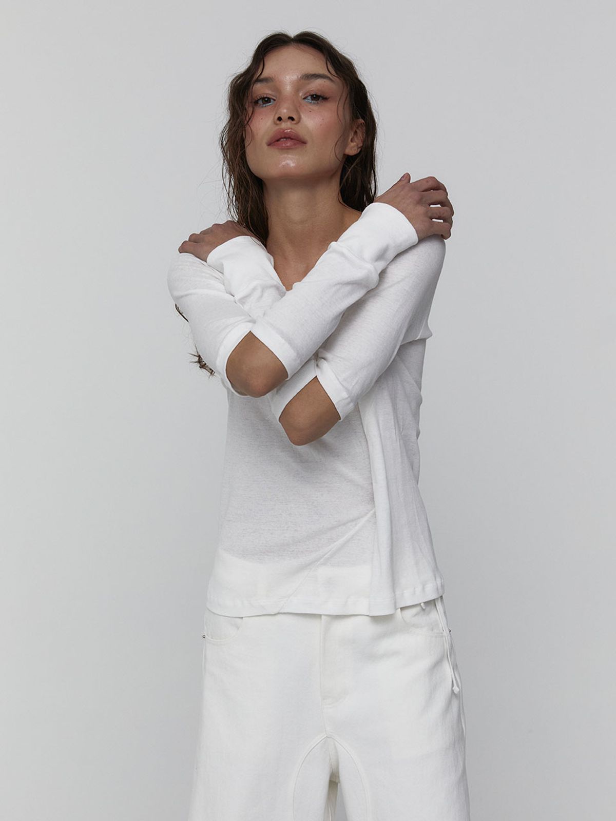 비수스(VISUS) Slit Sleeve Top_White