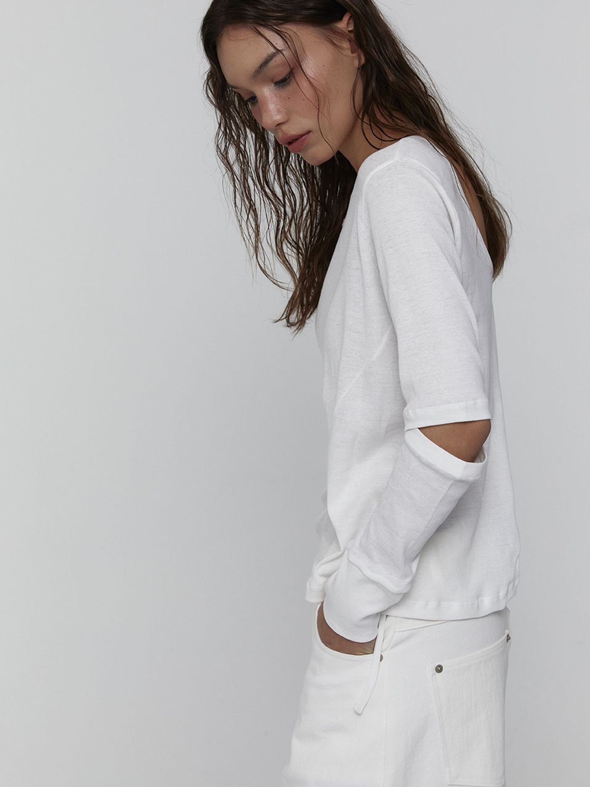 비수스(VISUS) Slit Sleeve Top_White