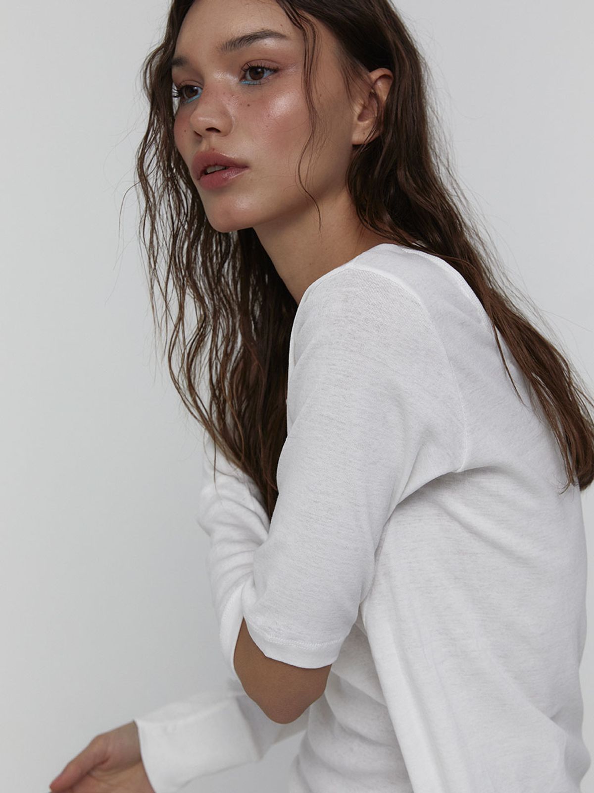 비수스(VISUS) Slit Sleeve Top_White