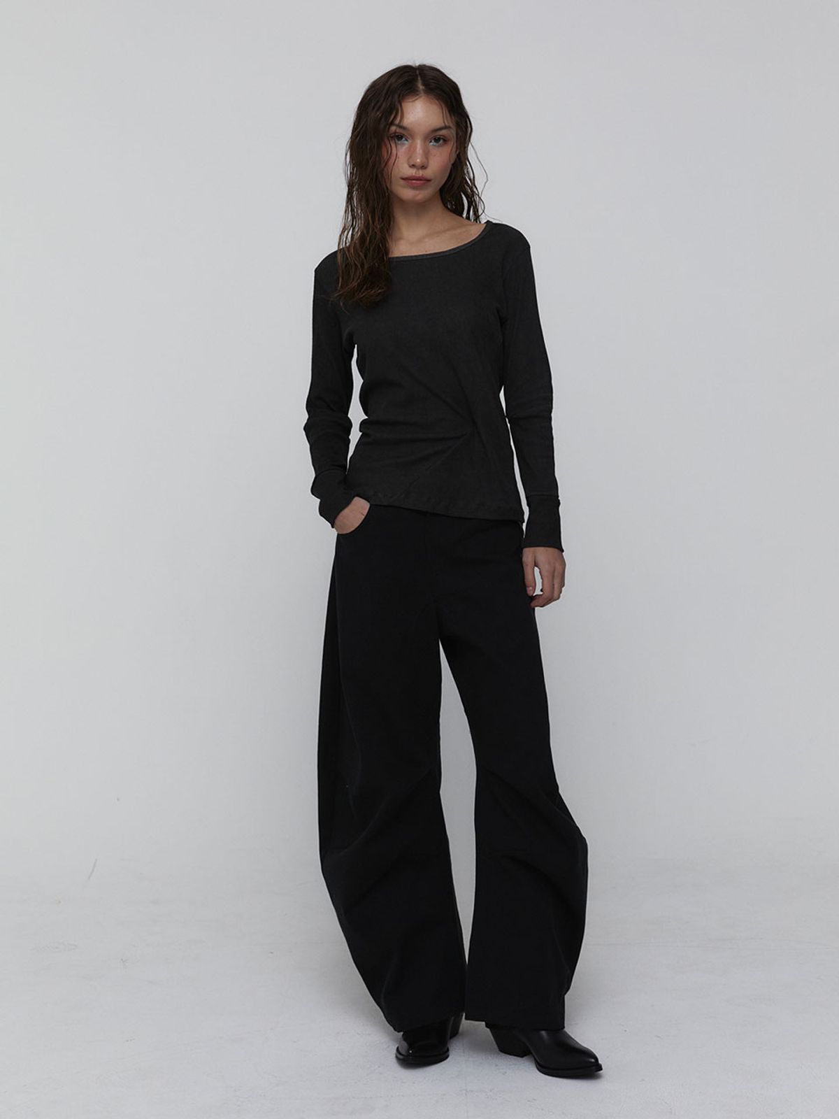 비수스(VISUS) Slit Sleeve Top_Charcoal