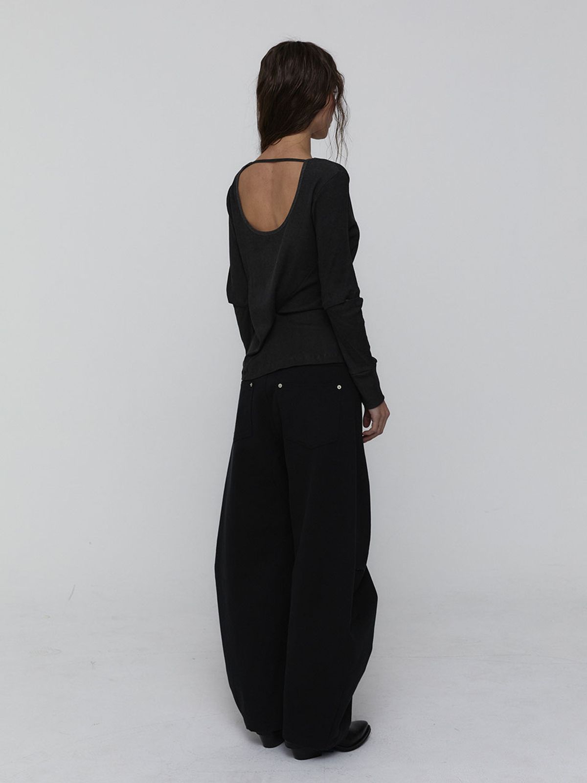 비수스(VISUS) Slit Sleeve Top_Charcoal
