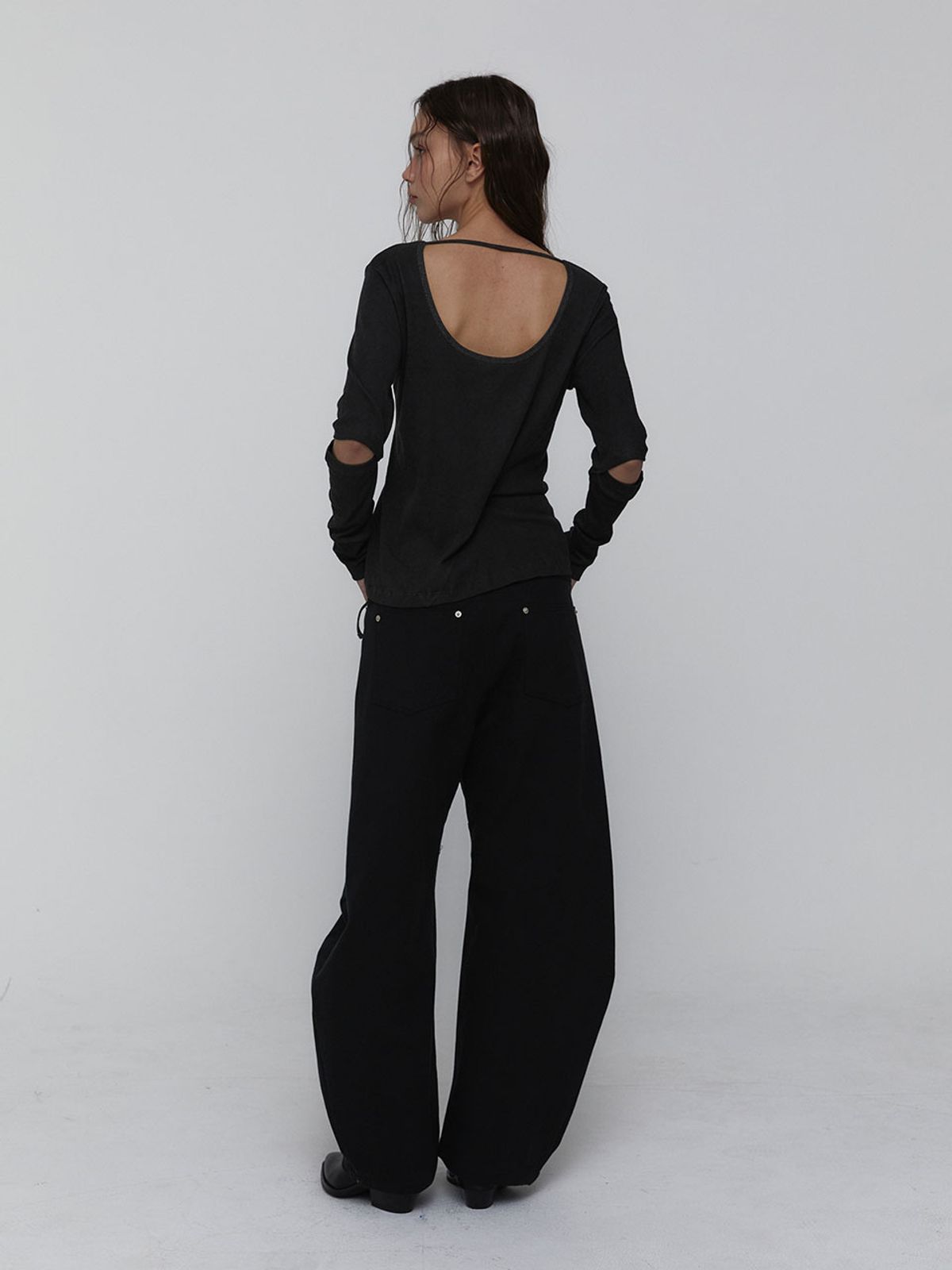 비수스(VISUS) Slit Sleeve Top_Charcoal