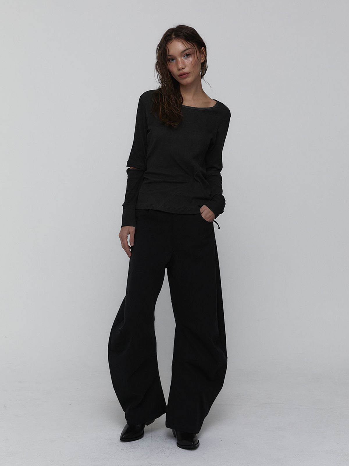 비수스(VISUS) Slit Sleeve Top_Charcoal