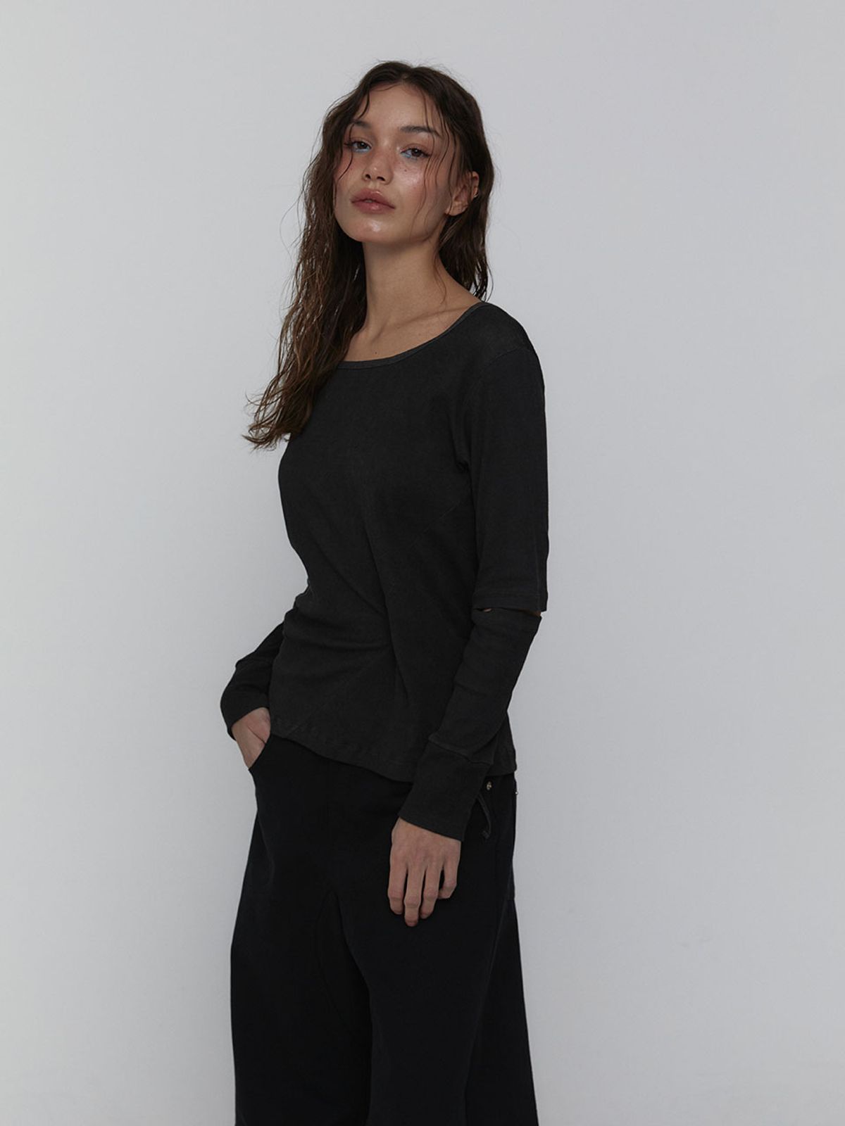 비수스(VISUS) Slit Sleeve Top_Charcoal