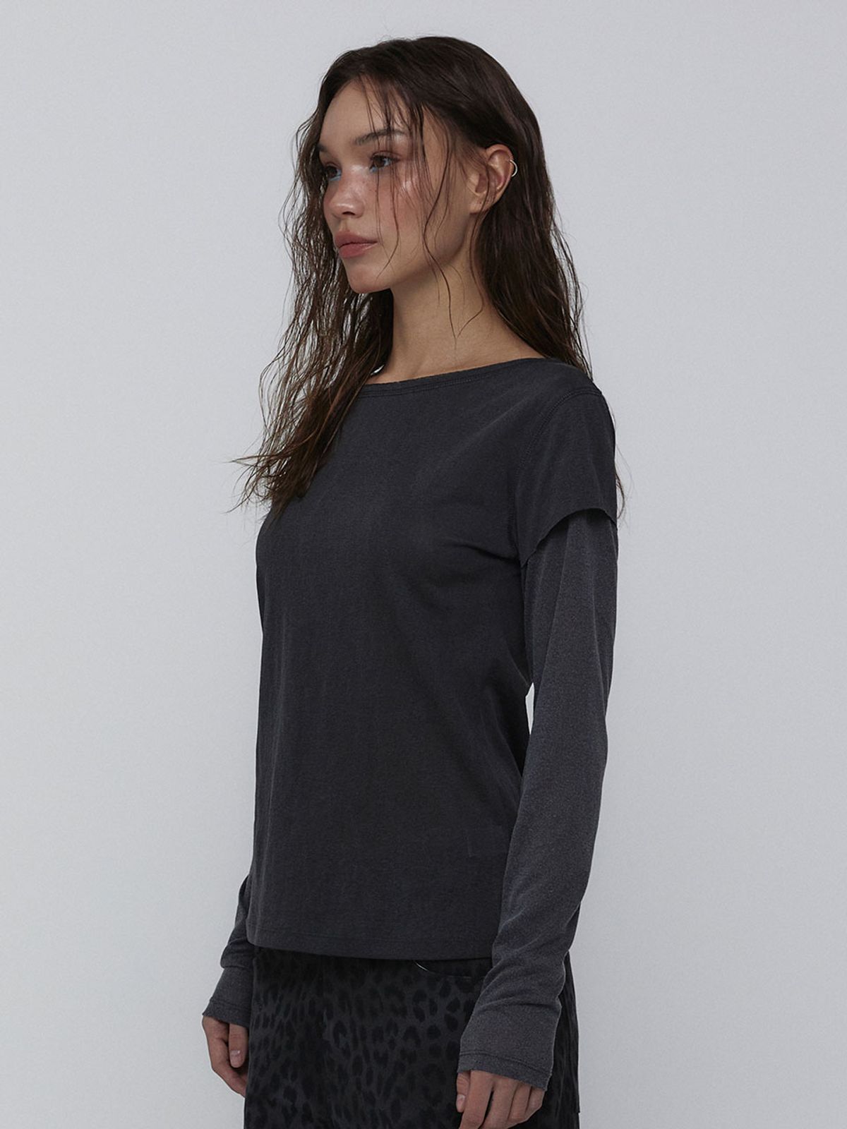 비수스(VISUS) Layered Long Sleeve Top_Charcoal