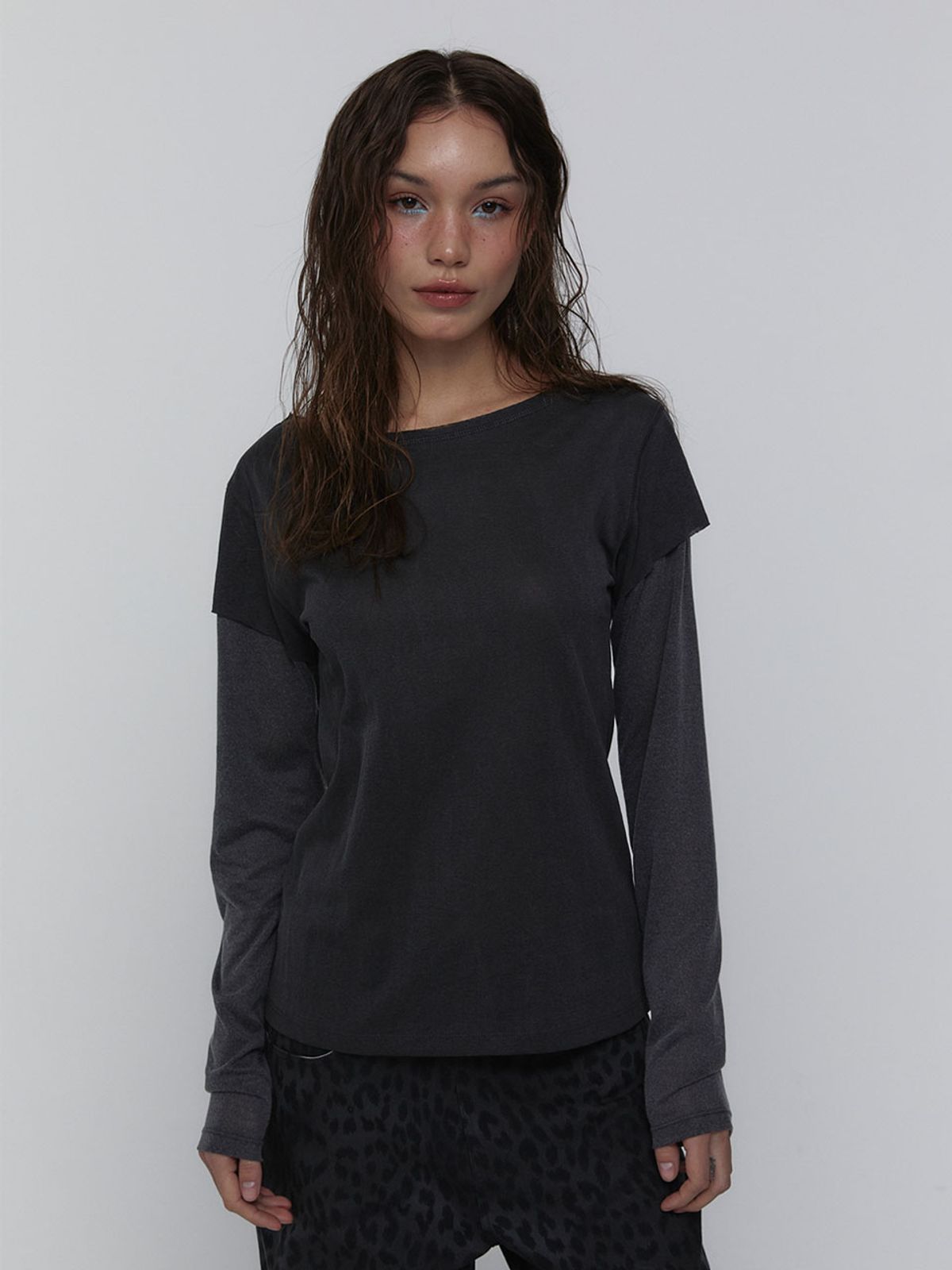비수스(VISUS) Layered Long Sleeve Top_Charcoal