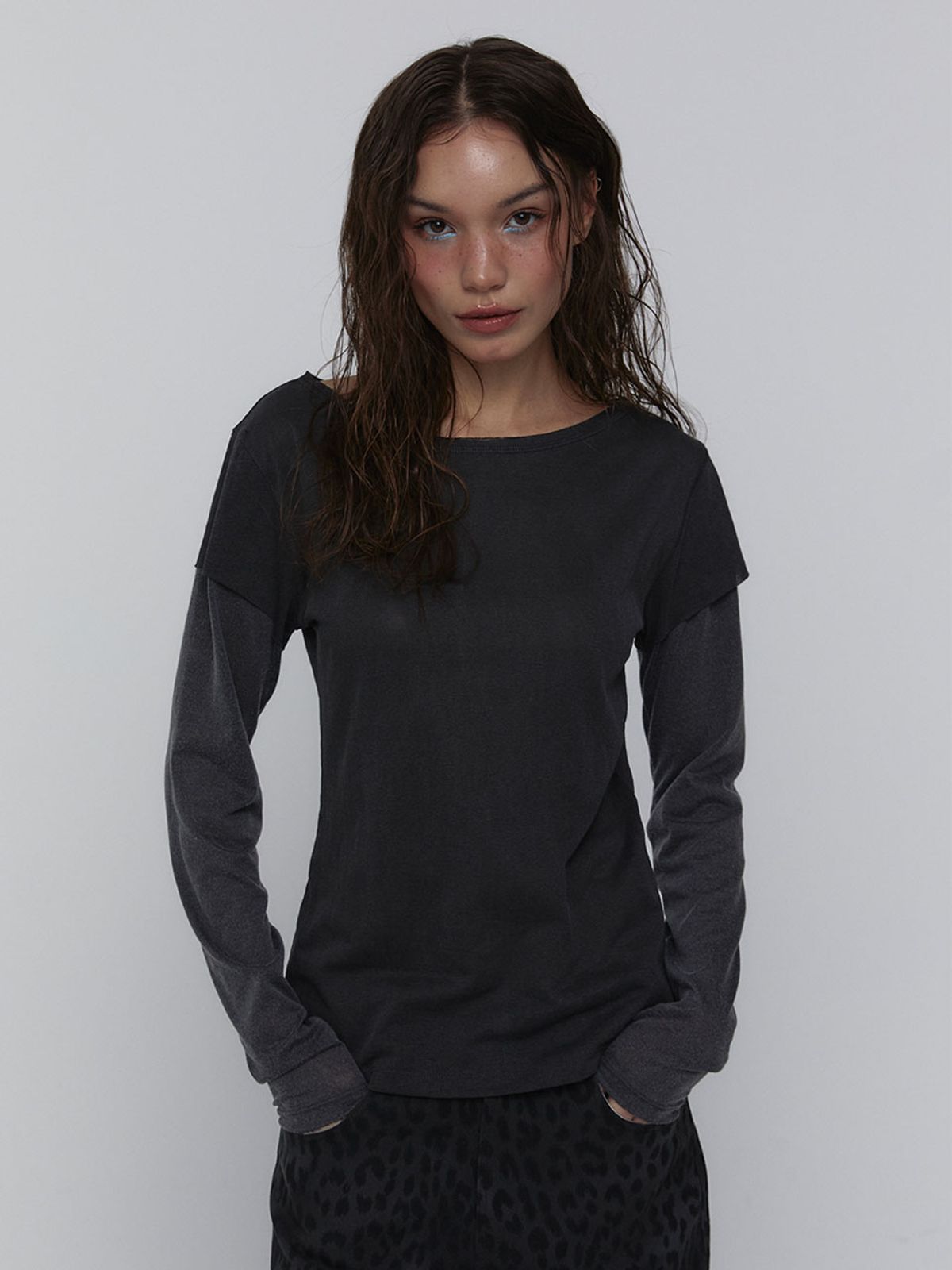 비수스(VISUS) Layered Long Sleeve Top_Charcoal