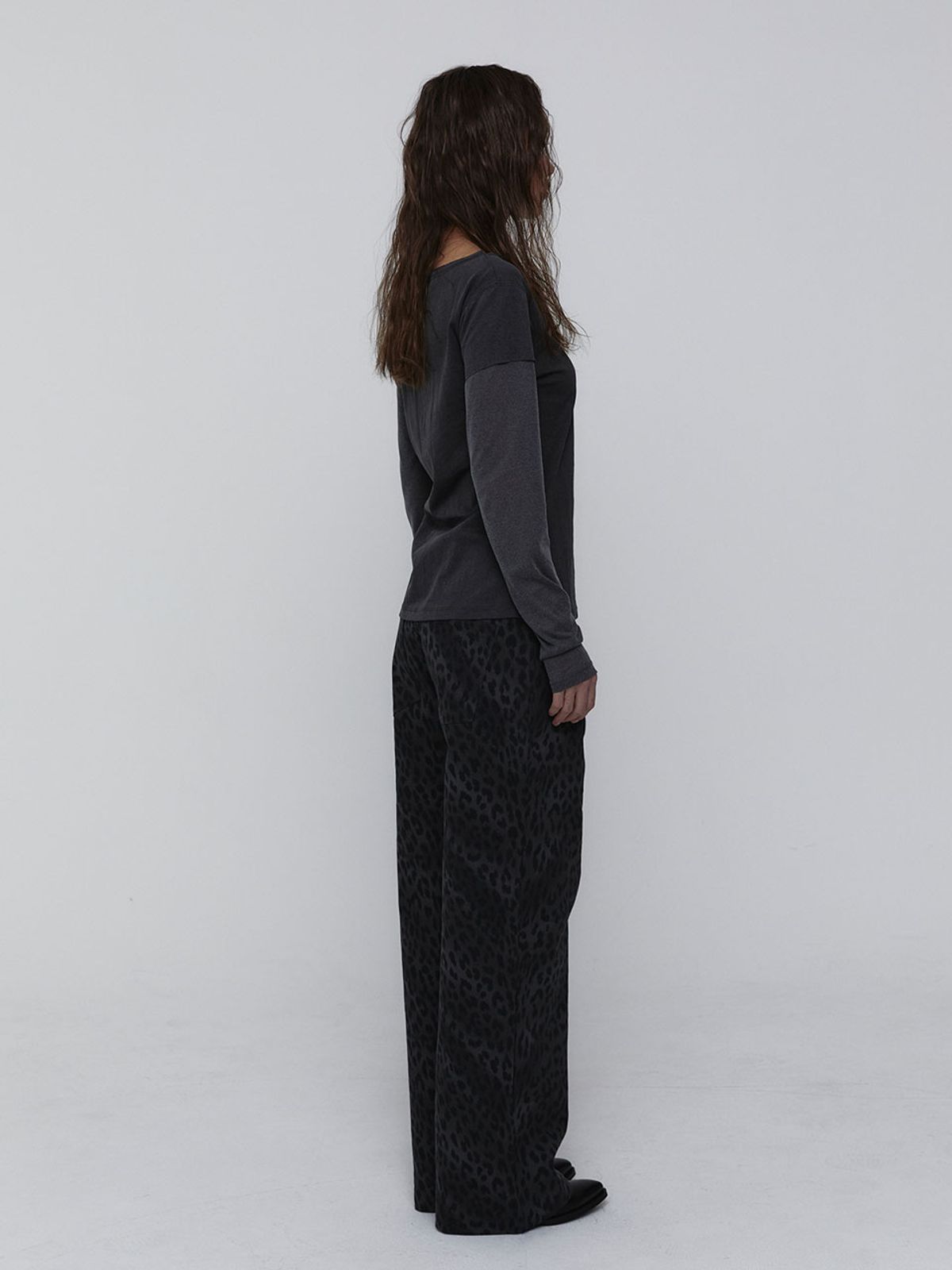 비수스(VISUS) Layered Long Sleeve Top_Charcoal