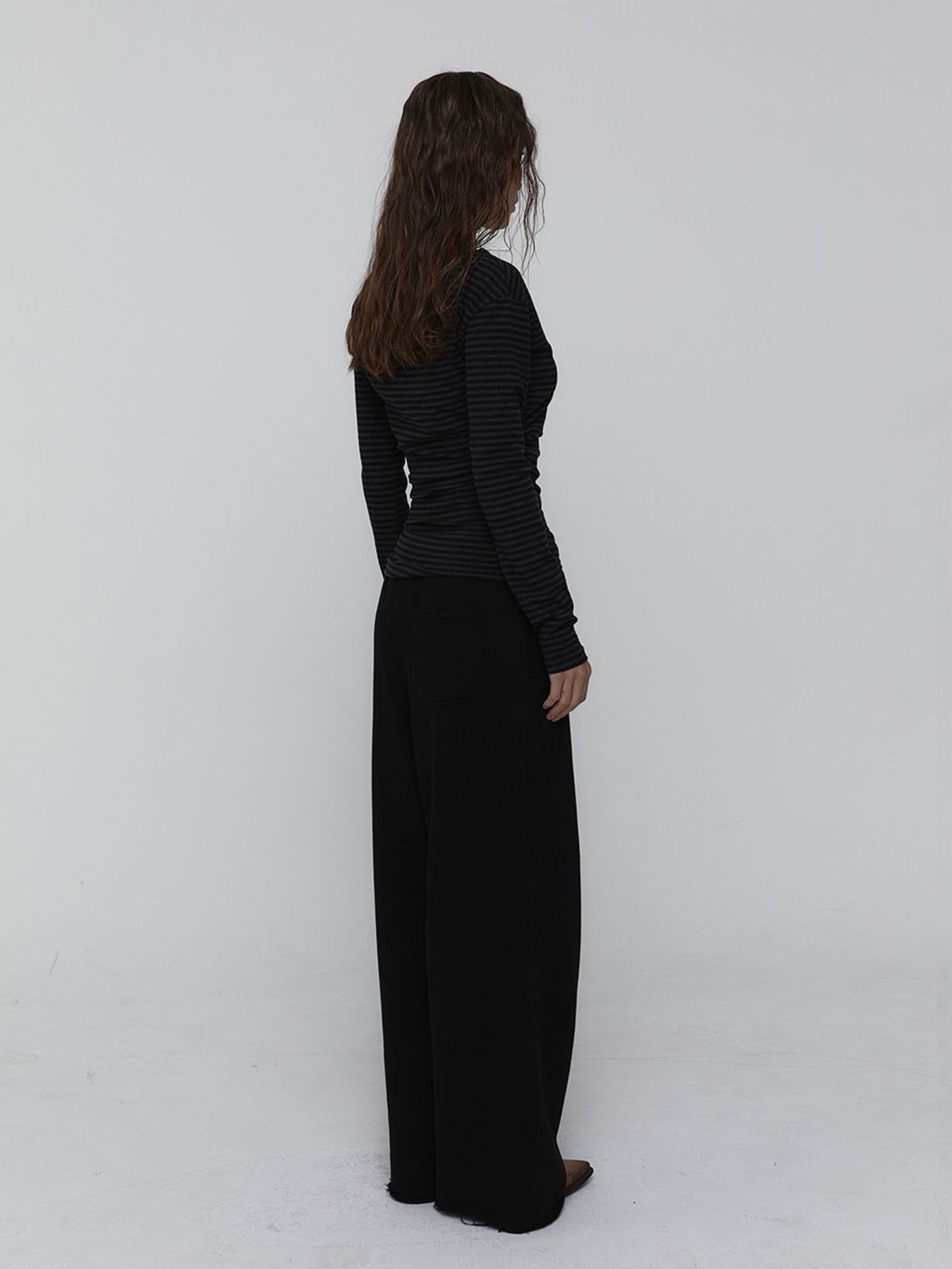 비수스(VISUS) Side Shirring Stripe Top_Charcoal