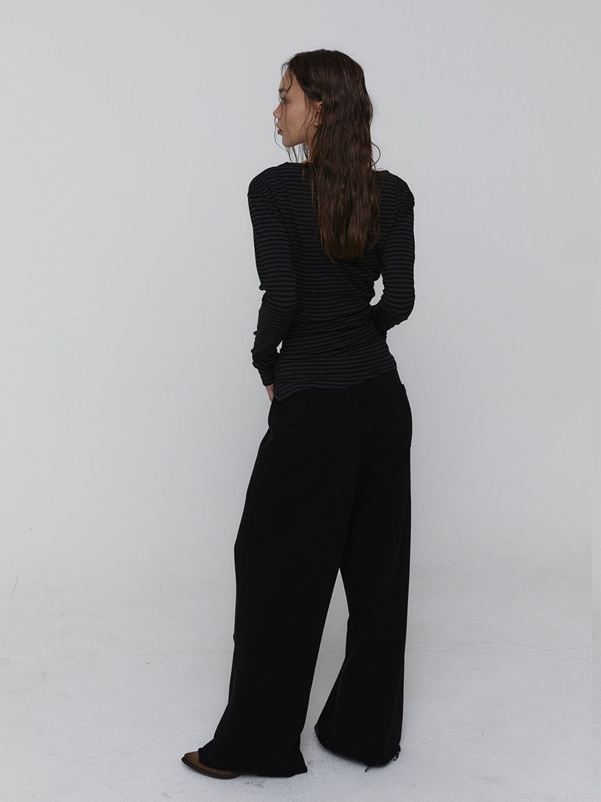 비수스(VISUS) Side Shirring Stripe Top_Charcoal
