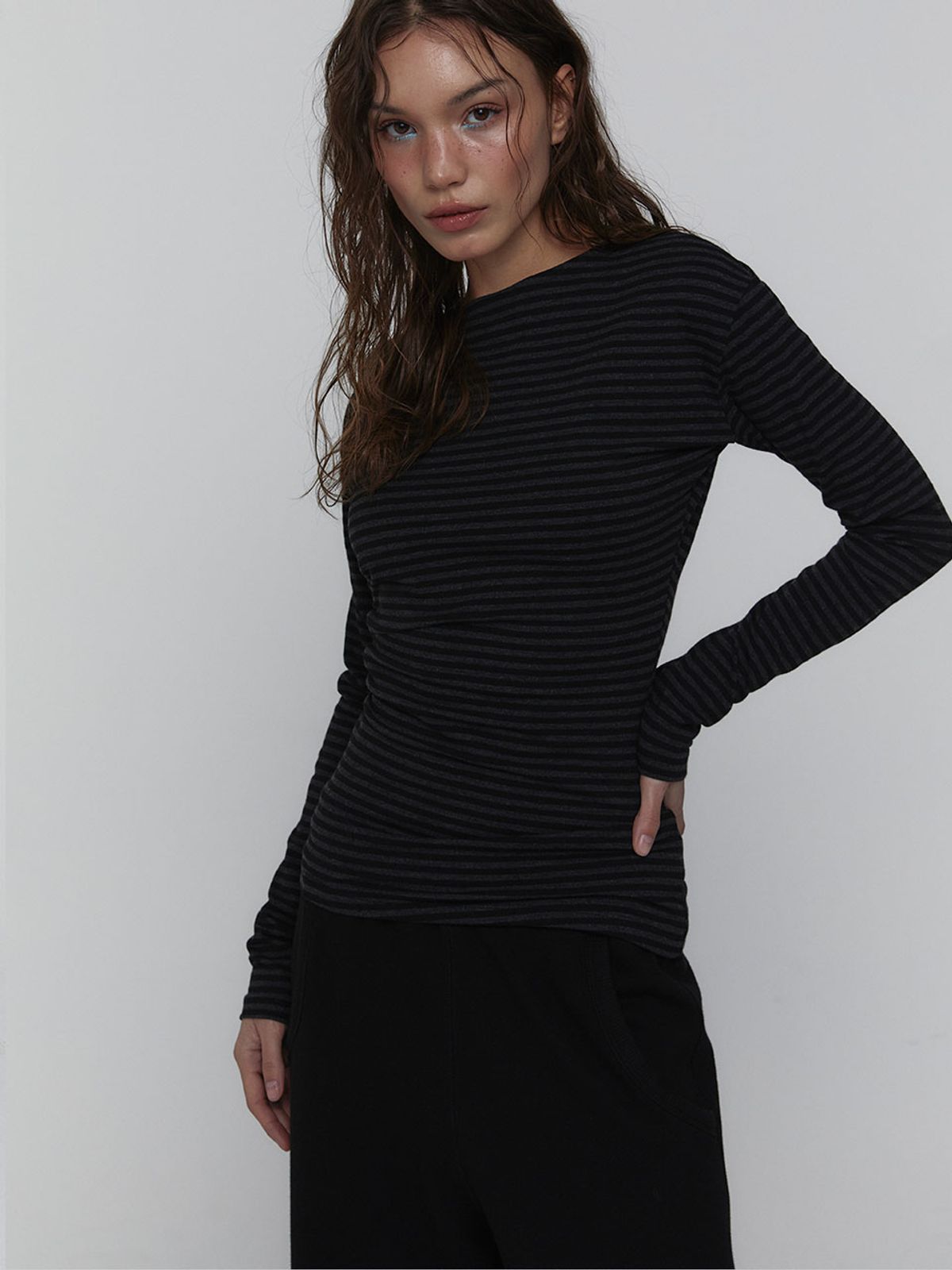 비수스(VISUS) Side Shirring Stripe Top_Charcoal