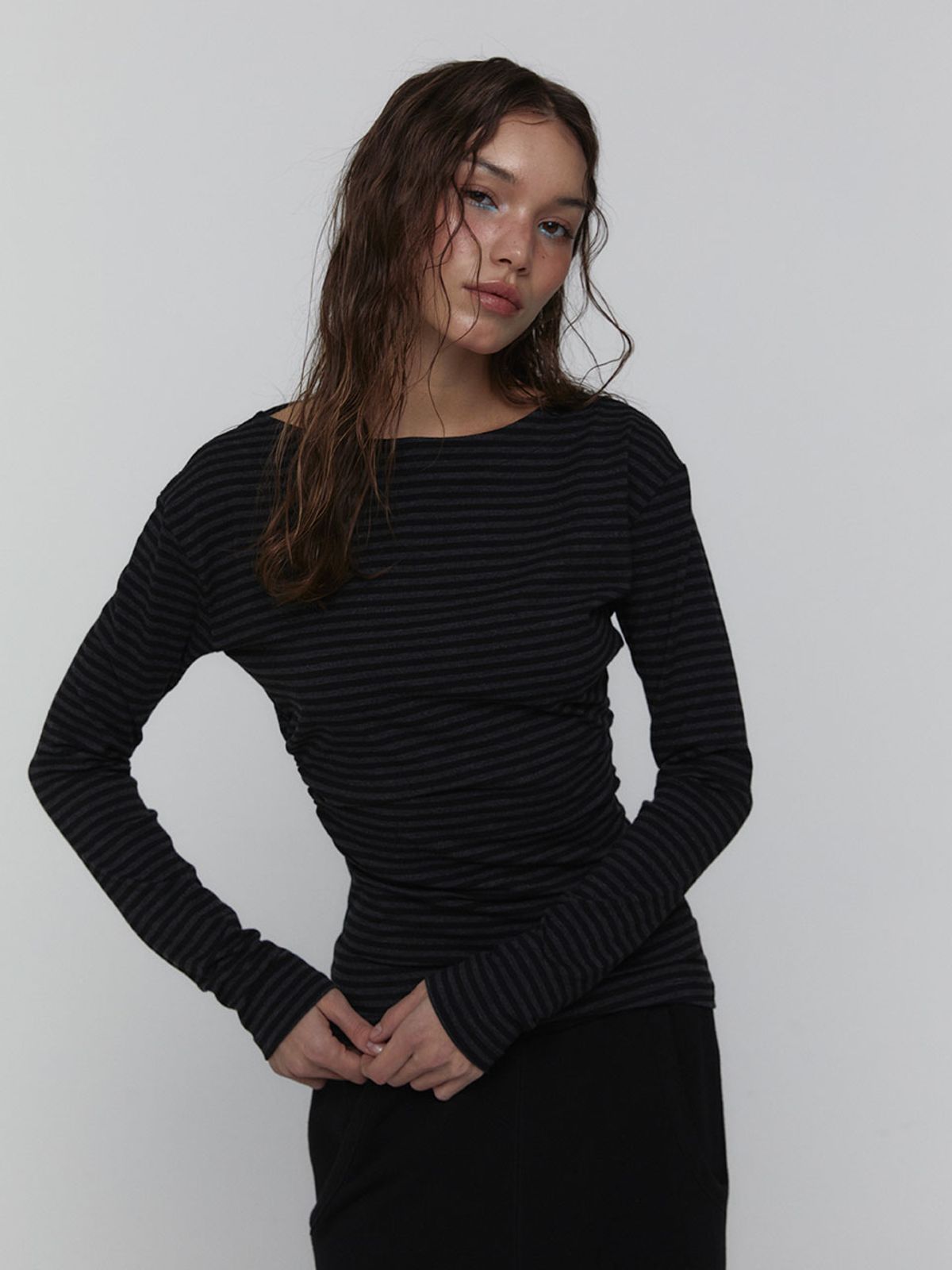 비수스(VISUS) Side Shirring Stripe Top_Charcoal