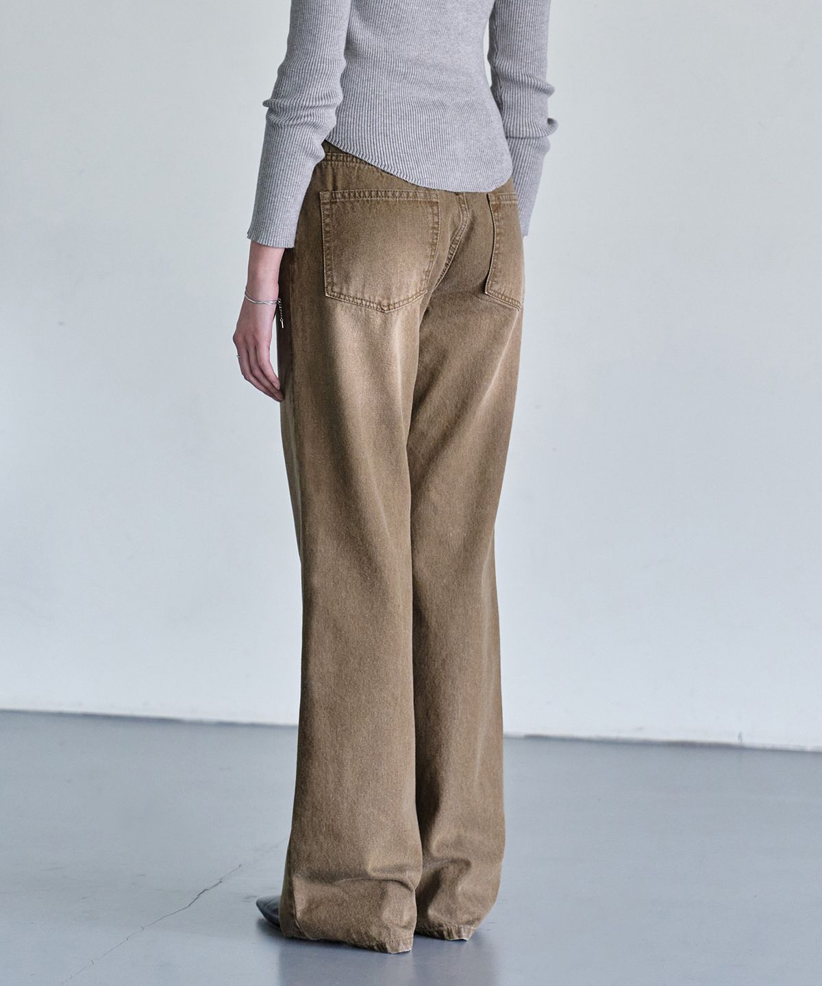 데케트 우먼(DECET WOMEN) Signature Semi Flared Jeans DCWPT002Brown