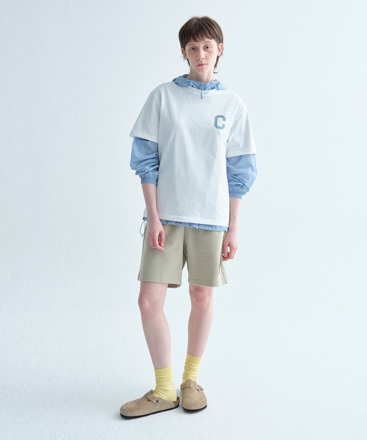 커버낫(COVERNAT) 레귤러 C 로고 스웻 쇼츠 Light Khaki