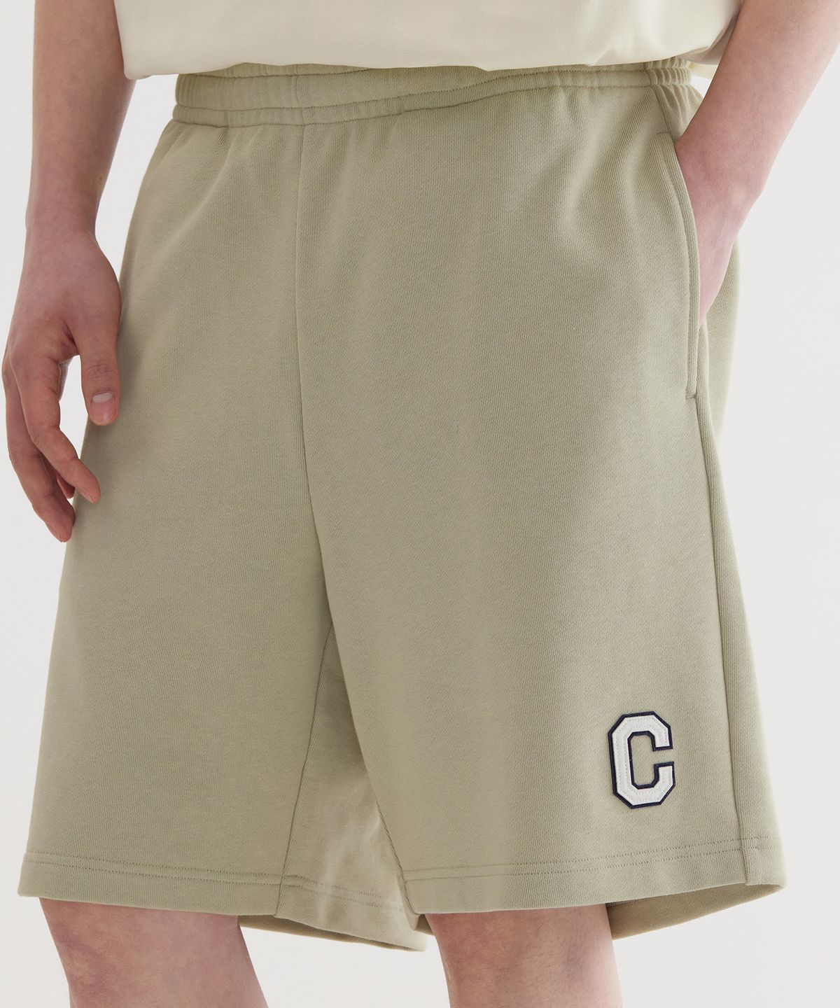 커버낫(COVERNAT) 레귤러 C 로고 스웻 쇼츠 Light Khaki