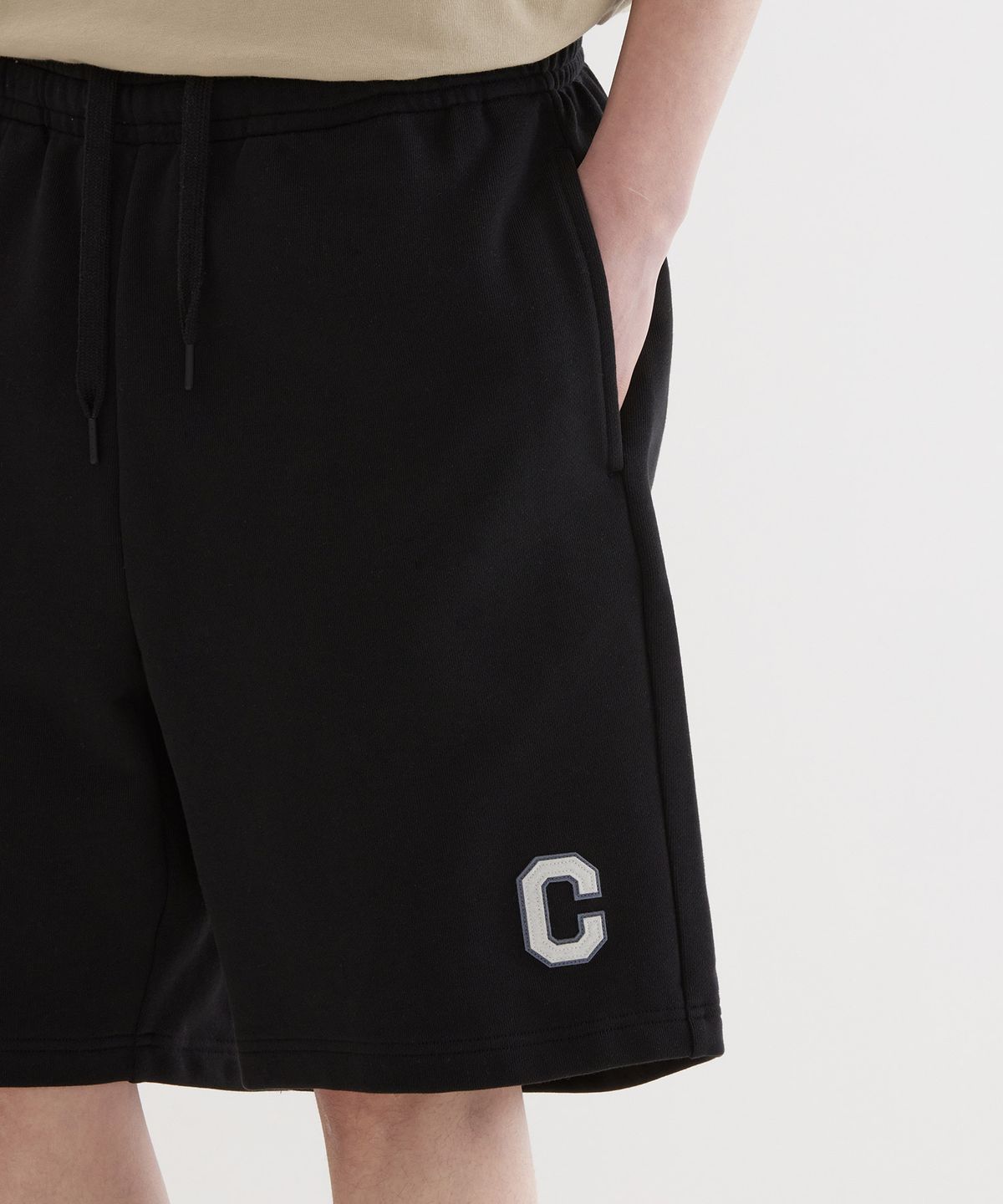 커버낫(COVERNAT) 레귤러 C 로고 스웻 쇼츠 Black