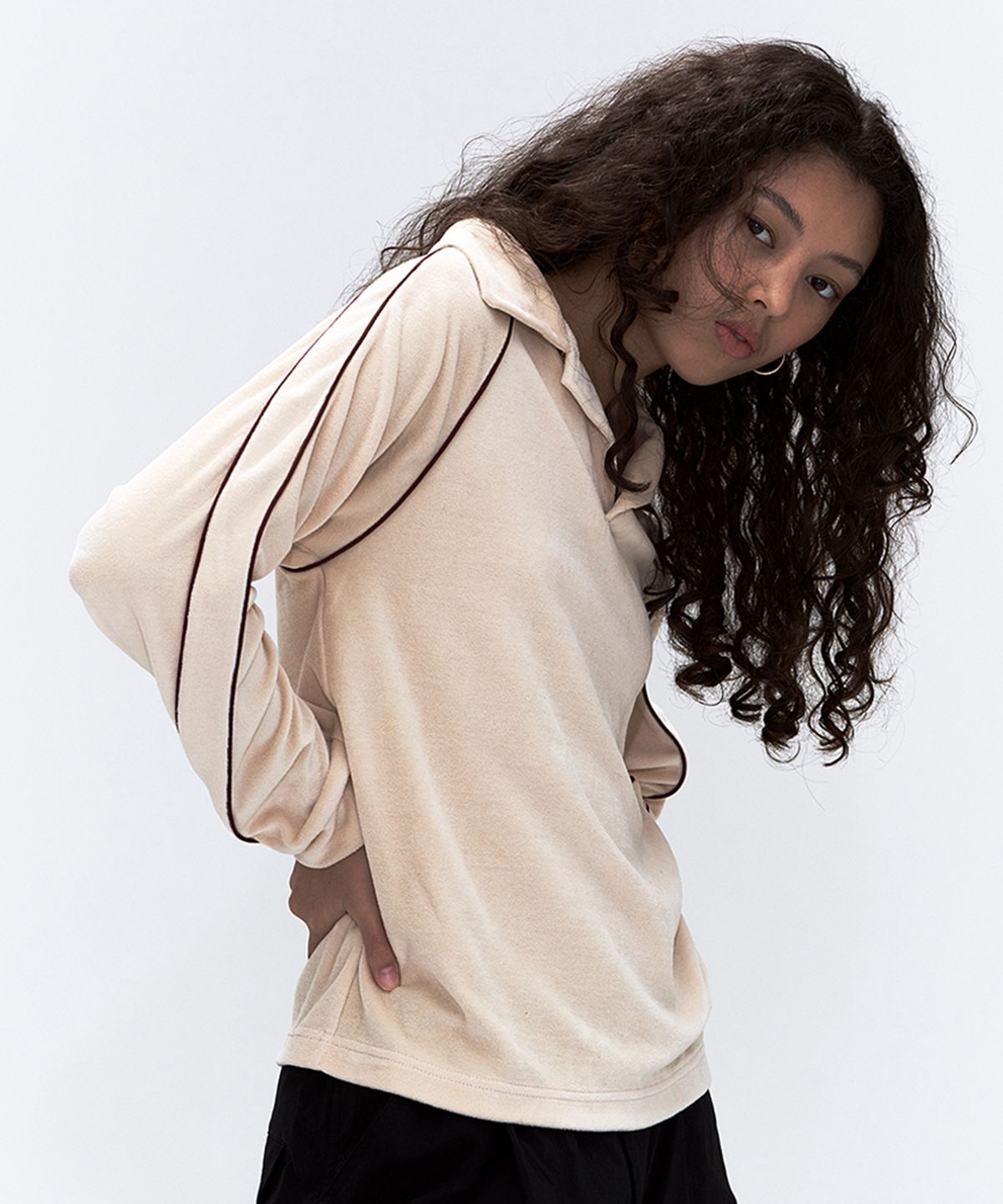에르에르(ERER) Velour Piped Collar Tee Cream