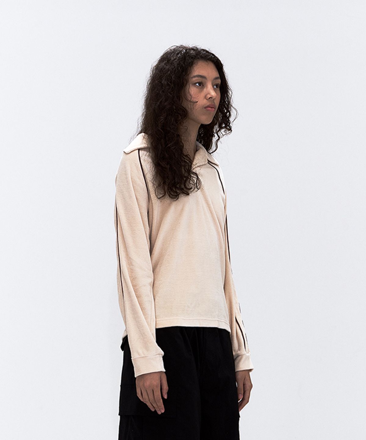에르에르(ERER) Velour Piped Collar Tee Cream