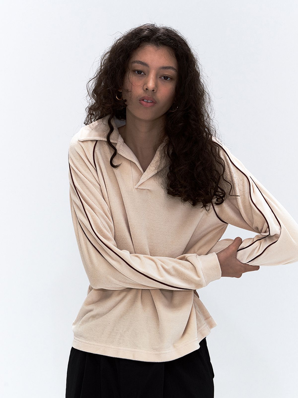에르에르(ERER) Velour Piped Collar Tee Cream