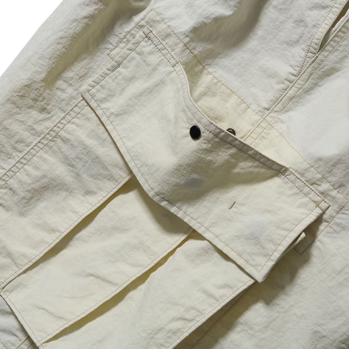 모이프(MOIF) [SS25] OVER MIL 6P SHORTS / ECRU