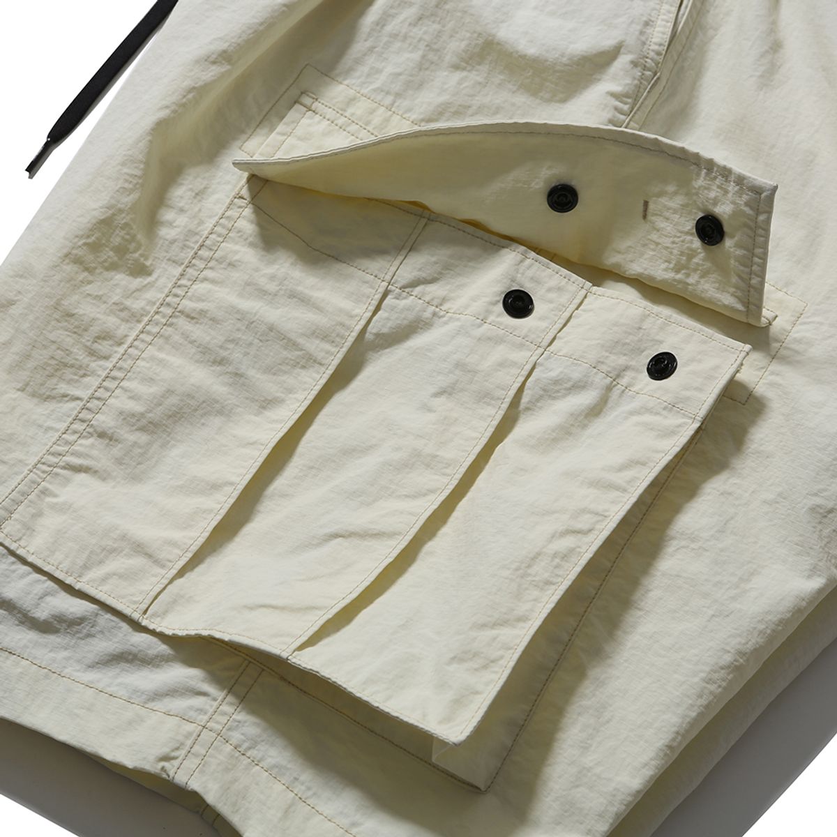 모이프(MOIF) [SS25] OVER MIL 6P SHORTS / ECRU