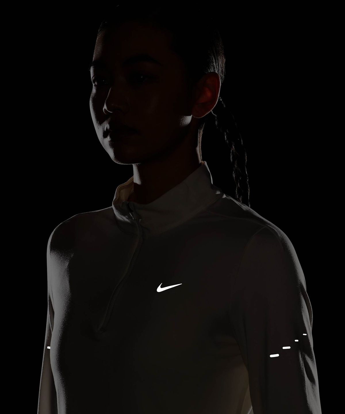 나이키(NIKE) 스위프트 드라이 핏 UV 쿼터집 러닝 탑 W - 세일 / HQ0500-133