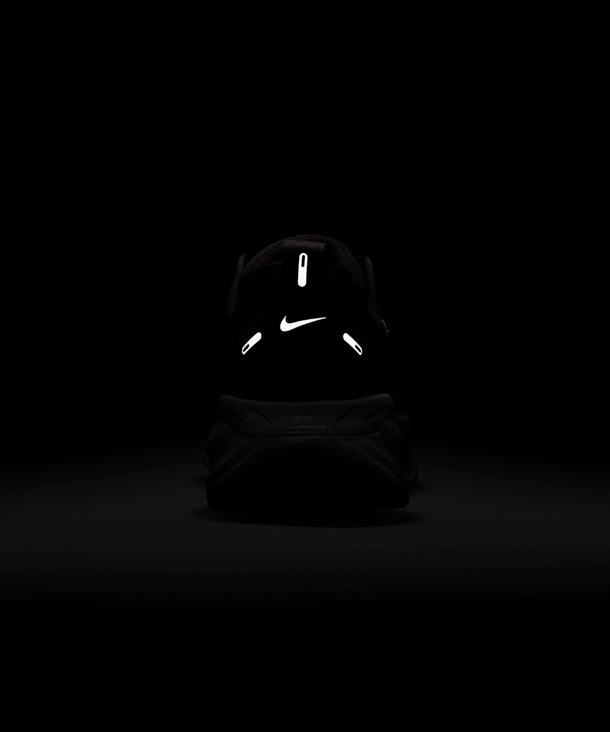 나이키(NIKE) 보메로 18 M - 블랙:코코넛 밀크:라이트 아이언 오어:서밋 화이트 / HM6803-007