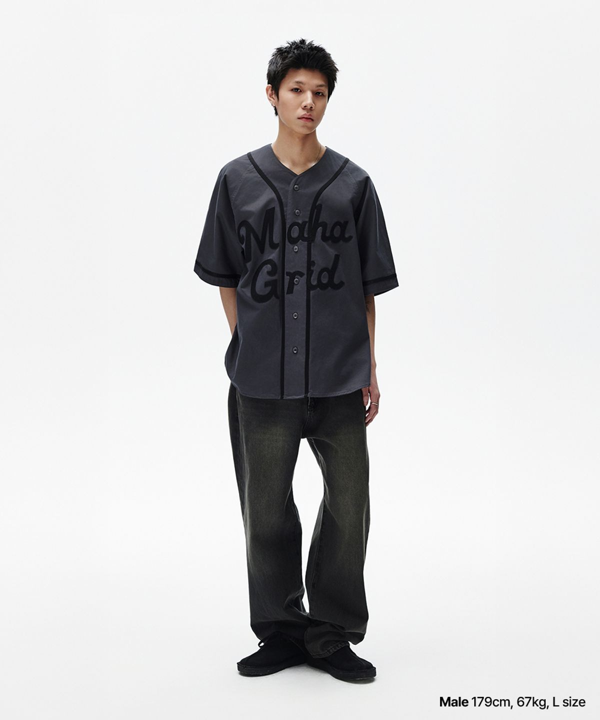 마하그리드(MAHAGRID) SERIF LOGO BASEBALL SHIRT CHARCOAL(MG2FMMW346A)