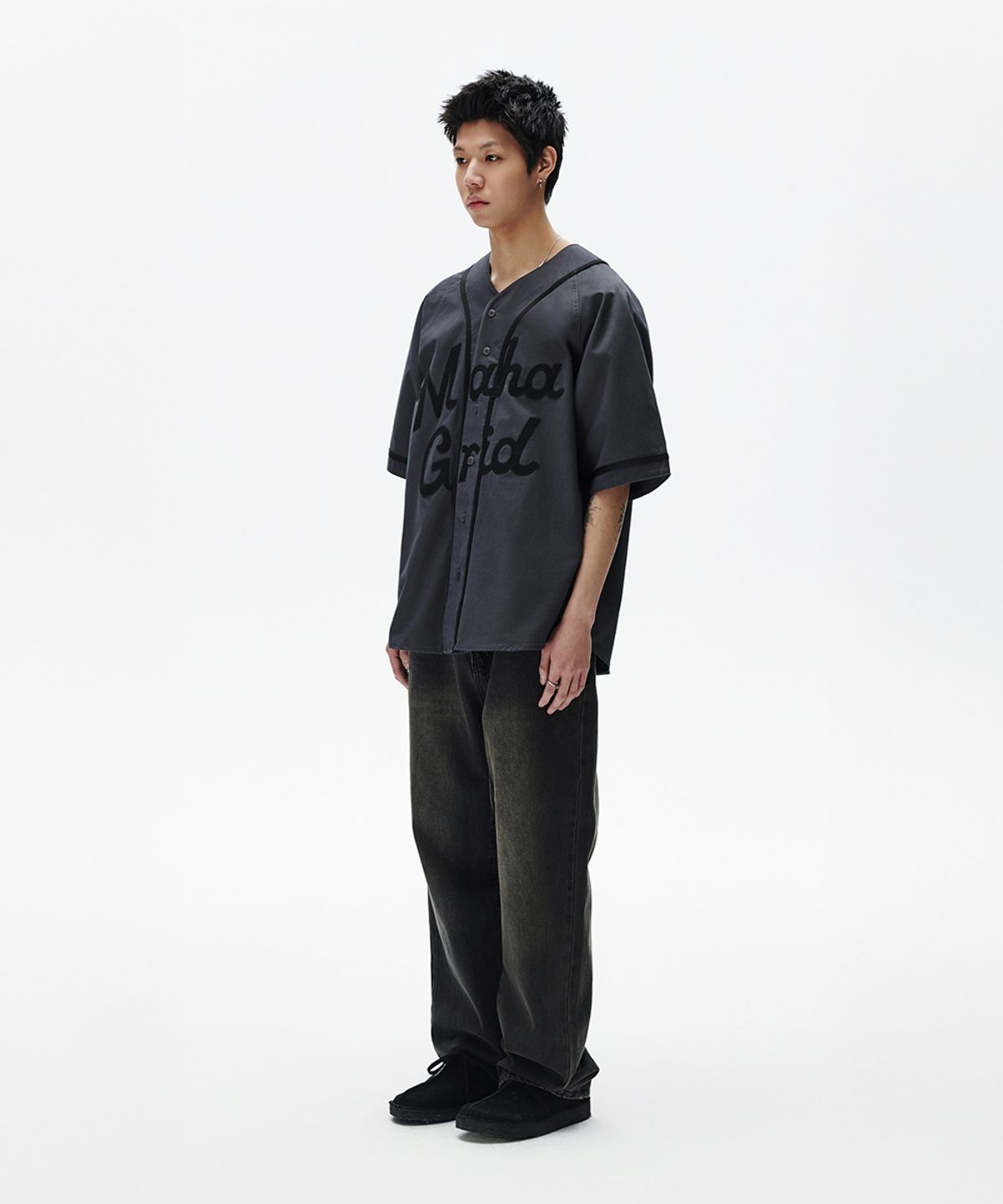 마하그리드(MAHAGRID) SERIF LOGO BASEBALL SHIRT CHARCOAL(MG2FMMW346A)