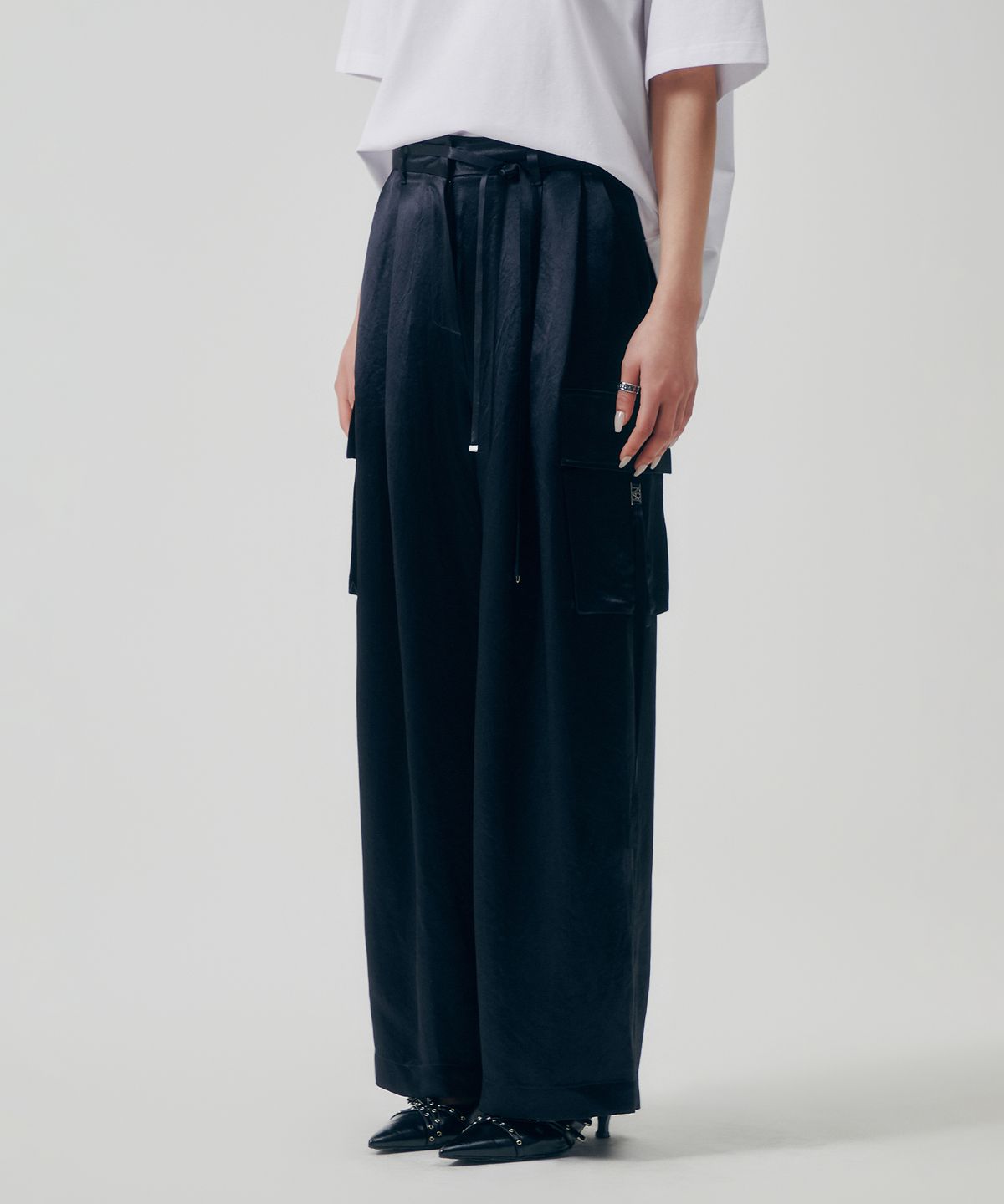 트리밍버드(TREEMINGBIRD) Soft Satin Out-Pocket Pants [ Black ]