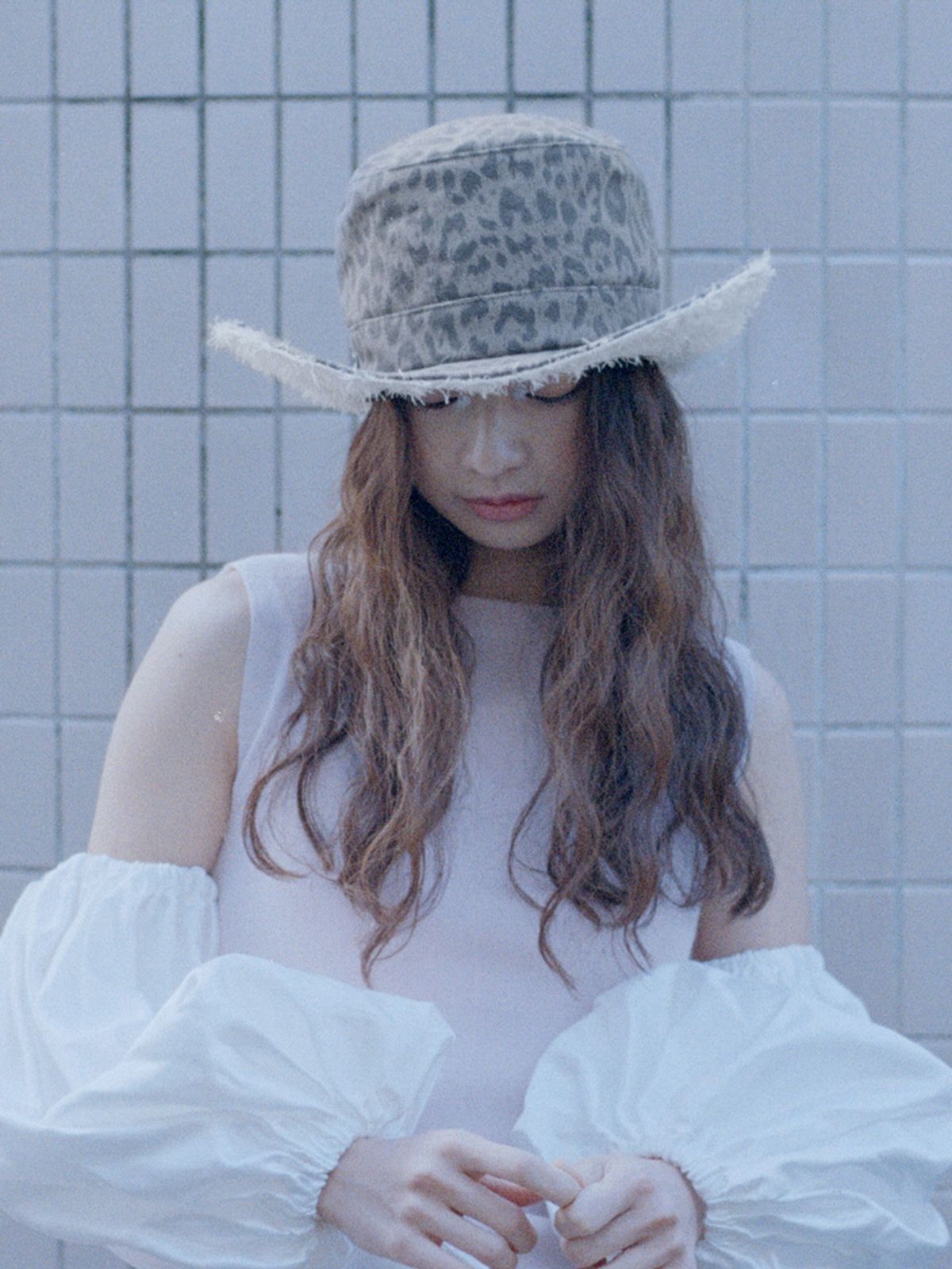 포에지담(POESIEDAME) LEOPARD FEDORA IN KHAKI FRINGE