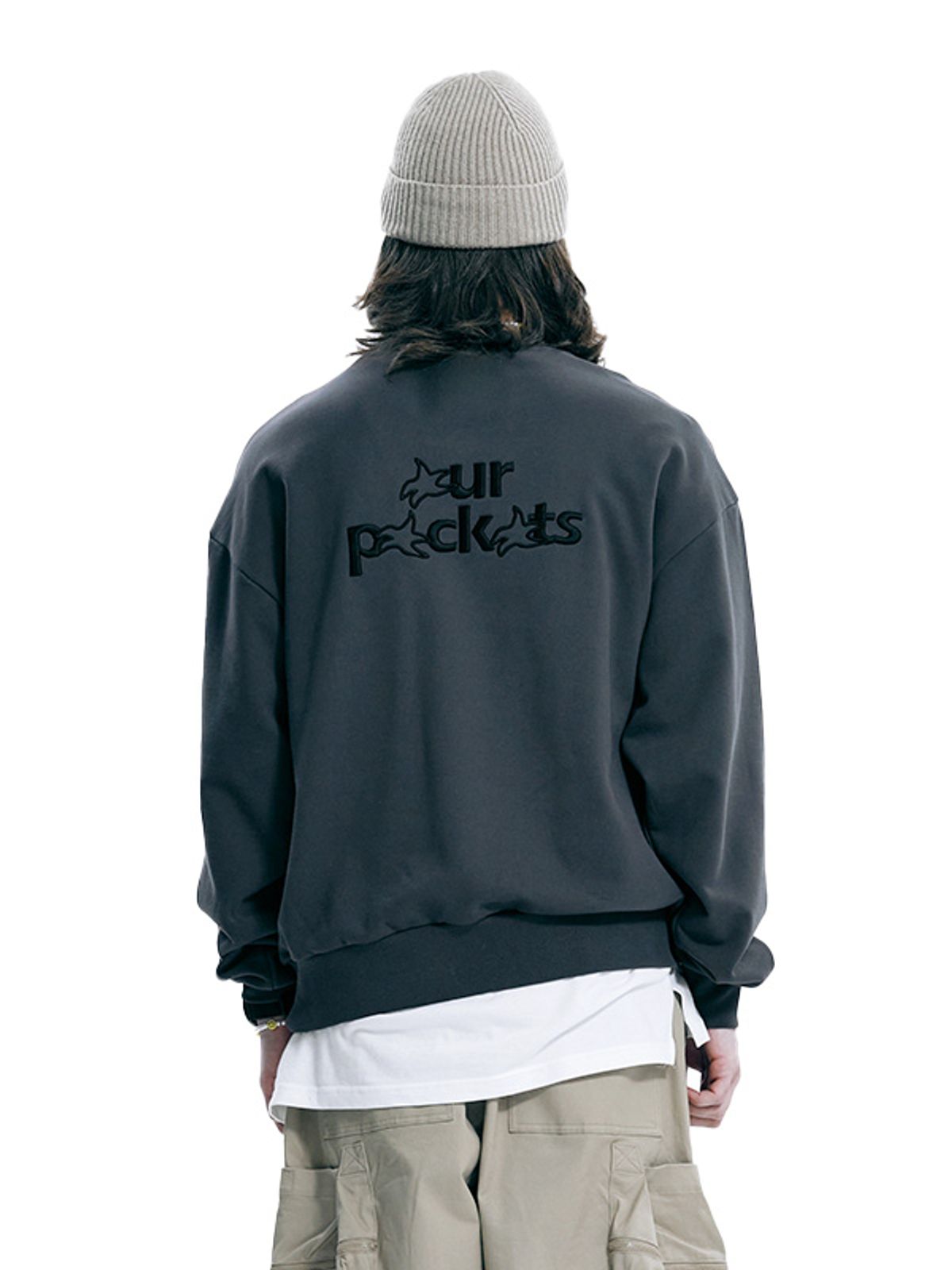 아워포켓츠(OURPOCKETS) 아워포켓츠 시그니처 로고 스웻 맨투맨(다크 그레이)