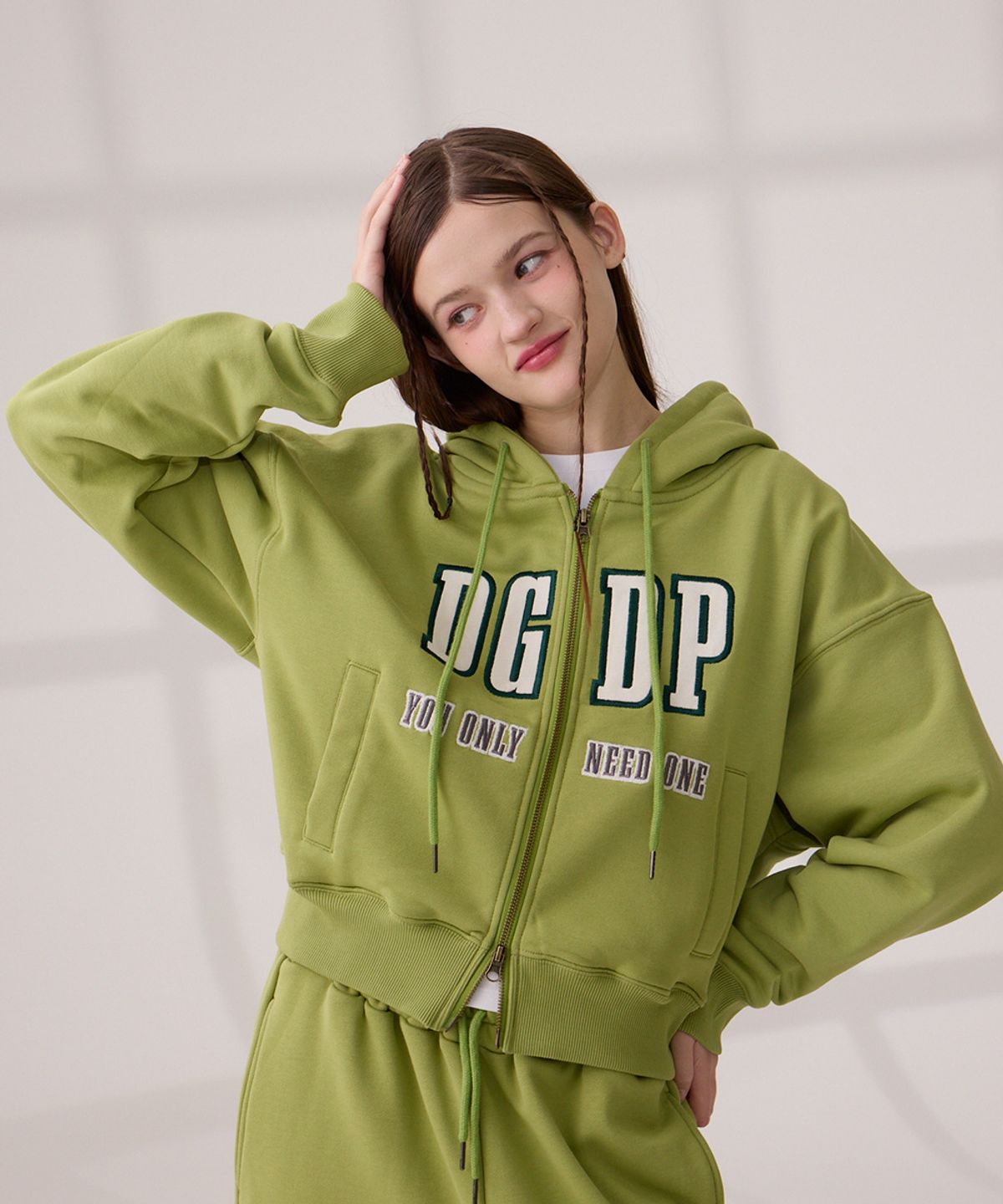 댕글드랍(DANGLEDROP) DGDP 아플리케 크롭 후드 집업 올리브그린