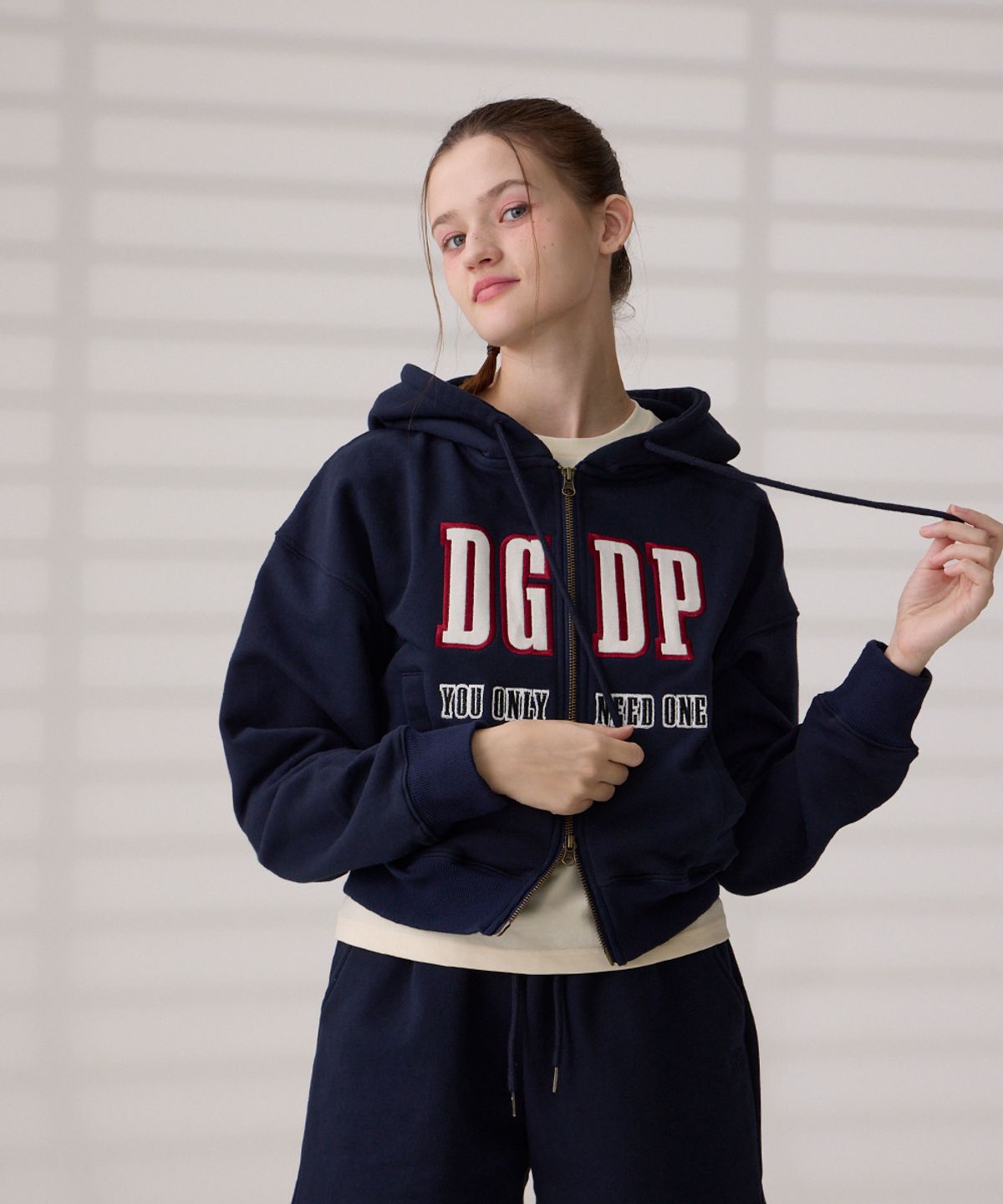댕글드랍(DANGLEDROP) DGDP 아플리케 크롭 후드 집업 네이비