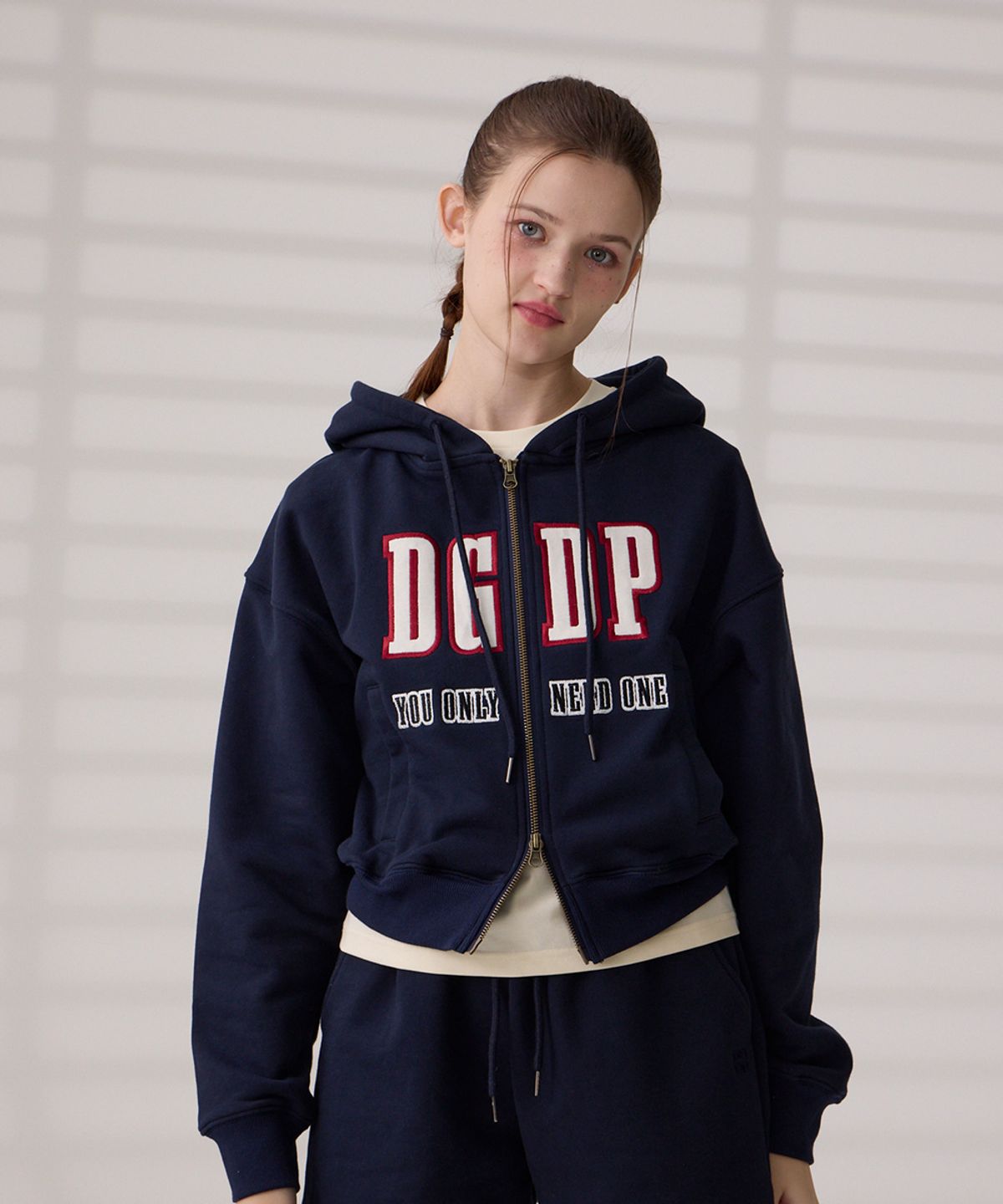 댕글드랍(DANGLEDROP) DGDP 아플리케 크롭 후드 집업 네이비