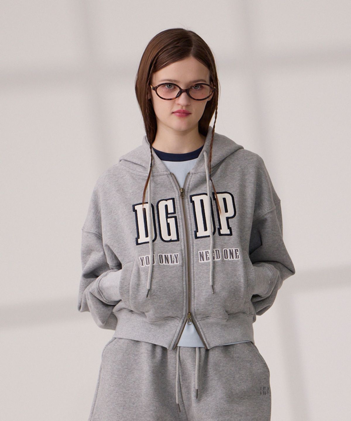 댕글드랍(DANGLEDROP) DGDP 아플리케 크롭 후드 집업 멜란지그레이