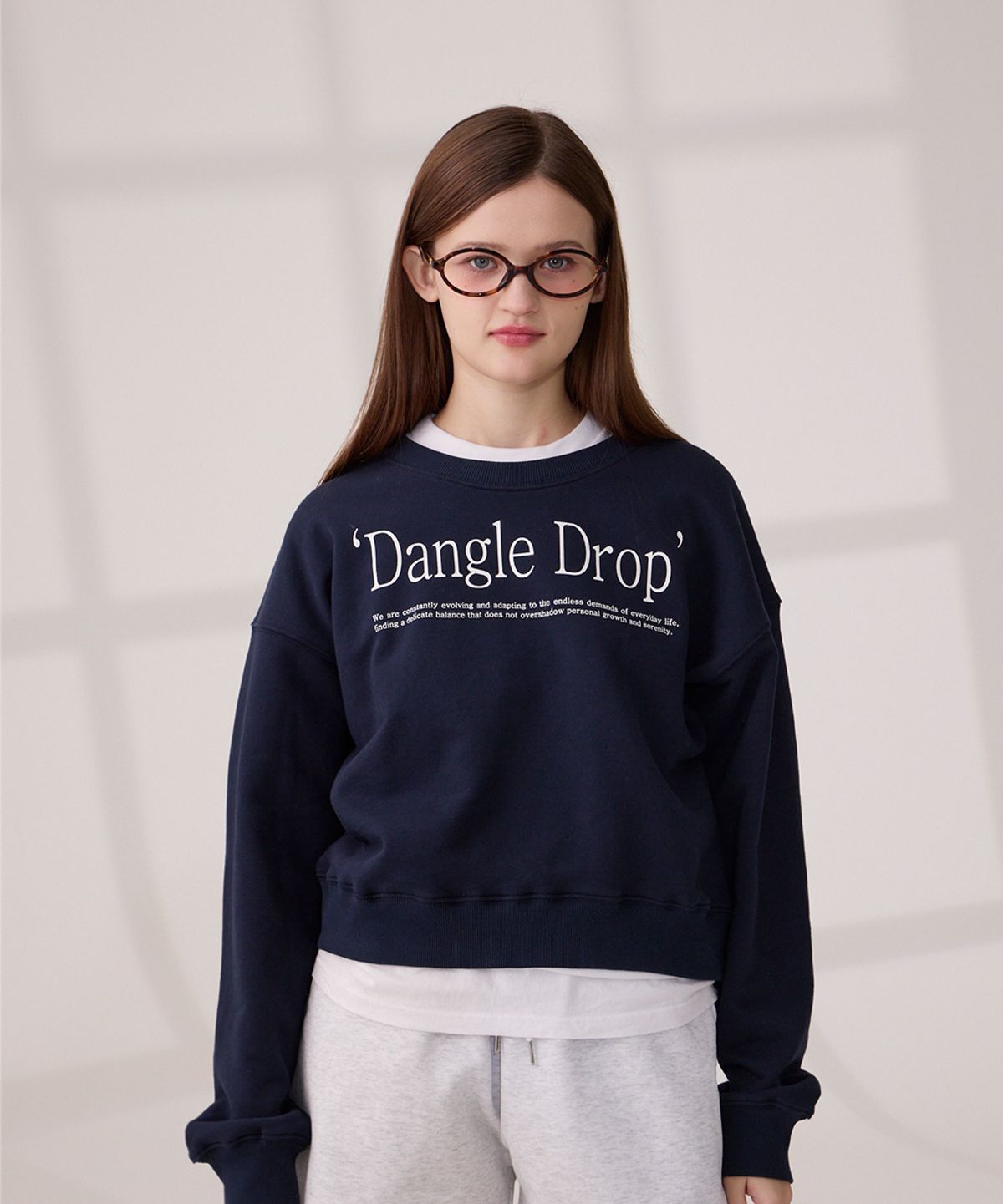 댕글드랍(DANGLEDROP) DGDP 타이포 맨투맨 네이비