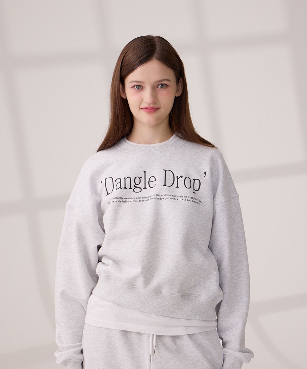 댕글드랍(DANGLEDROP) DGDP 타이포 맨투맨 화이트멜란지