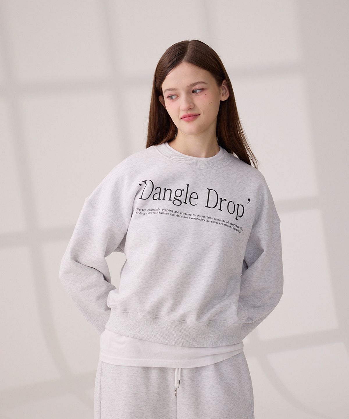 댕글드랍(DANGLEDROP) DGDP 타이포 맨투맨 화이트멜란지
