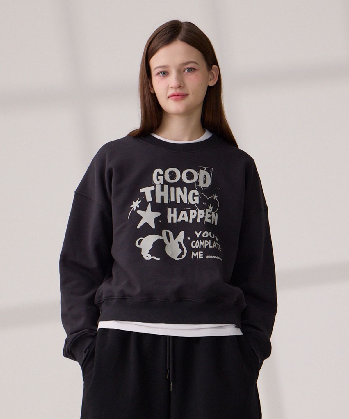 댕글드랍(DANGLEDROP) DGDP GOOD THING 크롭 맨투맨 차콜