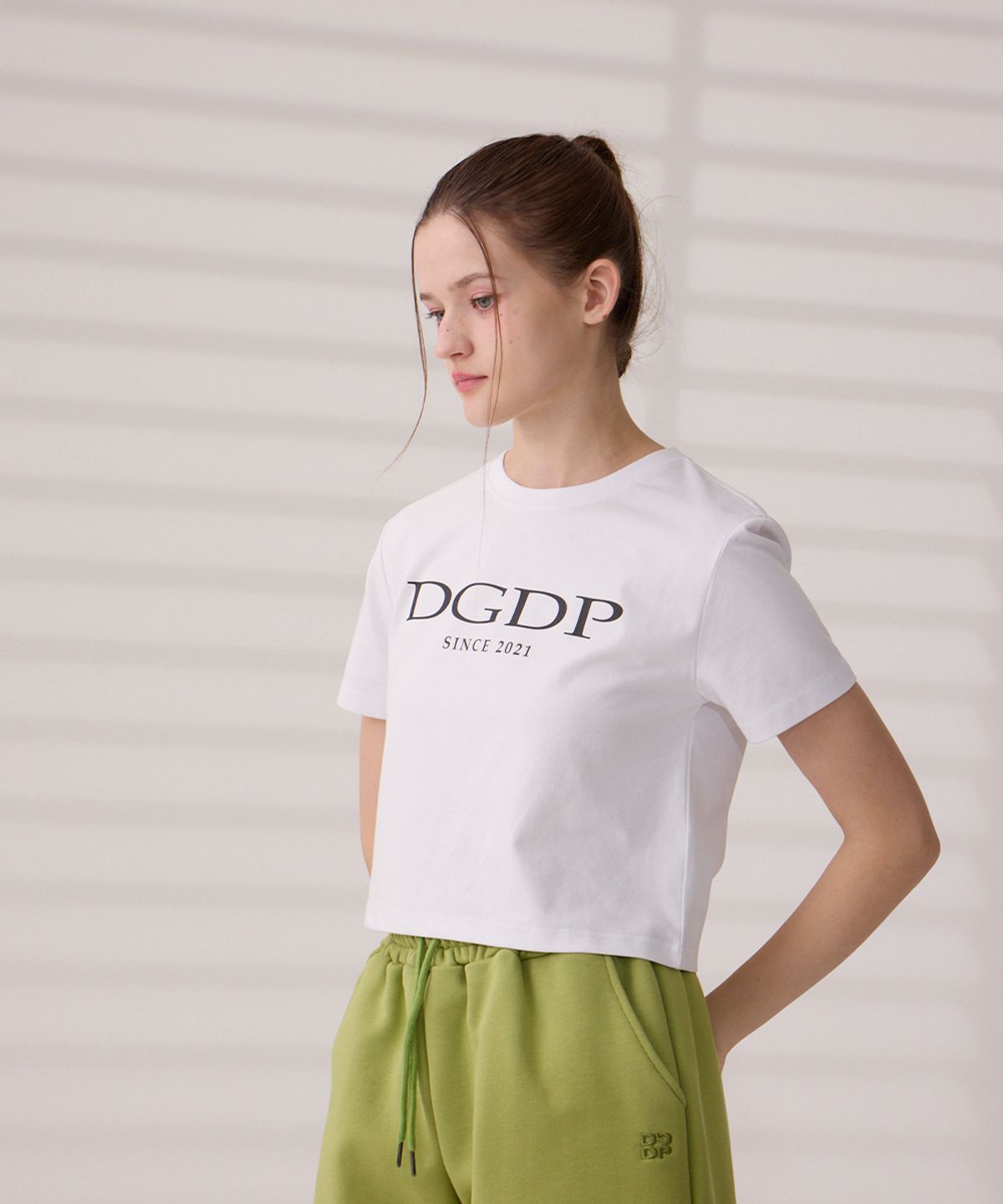 댕글드랍(DANGLEDROP) DGDP 포인트 로고 크롭 반팔티셔츠 화이트