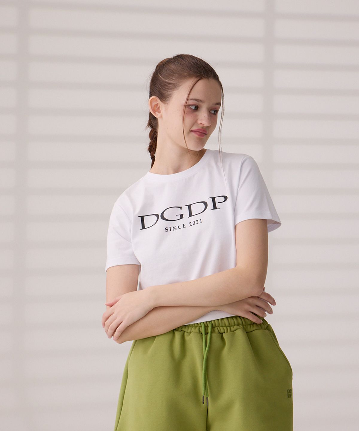 댕글드랍(DANGLEDROP) DGDP 포인트 로고 크롭 반팔티셔츠 화이트