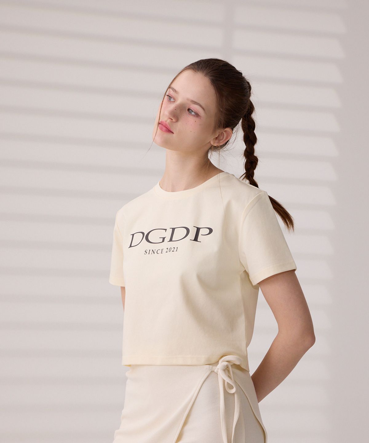 댕글드랍(DANGLEDROP) DGDP 포인트 로고 크롭 반팔티셔츠 크림