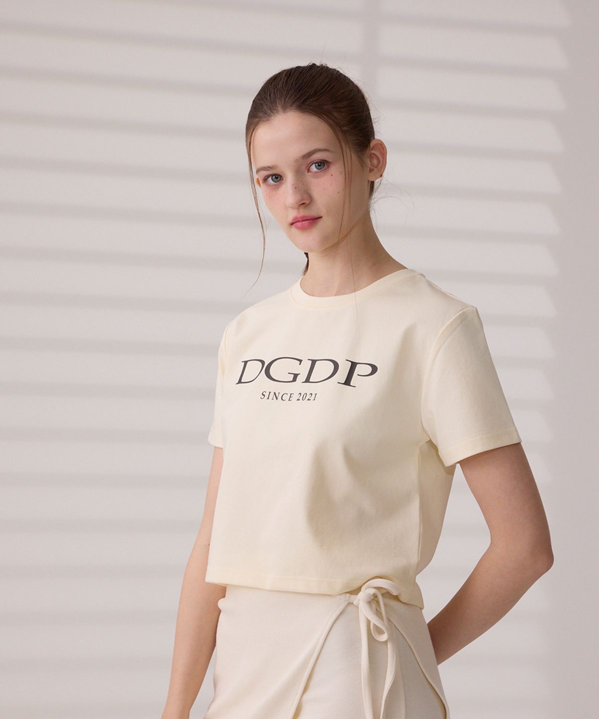 댕글드랍(DANGLEDROP) DGDP 포인트 로고 크롭 반팔티셔츠 크림