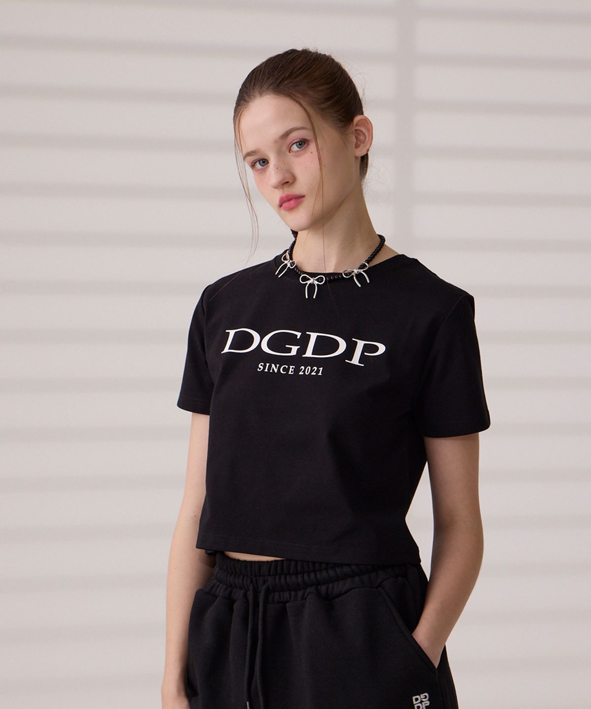 댕글드랍(DANGLEDROP) DGDP 포인트 로고 크롭 반팔티셔츠 블랙