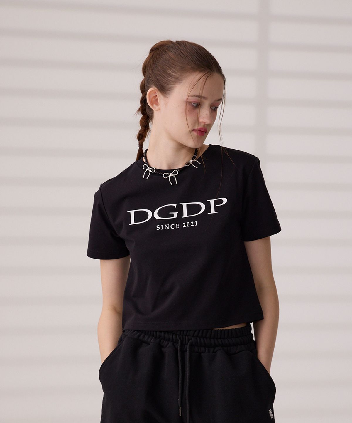 댕글드랍(DANGLEDROP) DGDP 포인트 로고 크롭 반팔티셔츠 블랙