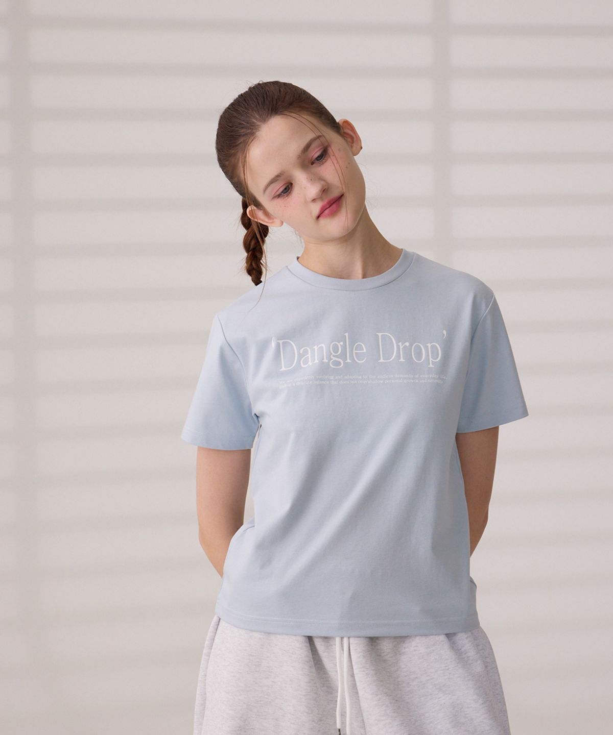 댕글드랍(DANGLEDROP) DGDP 타이포 세미크롭 반팔티셔츠 스카이블루
