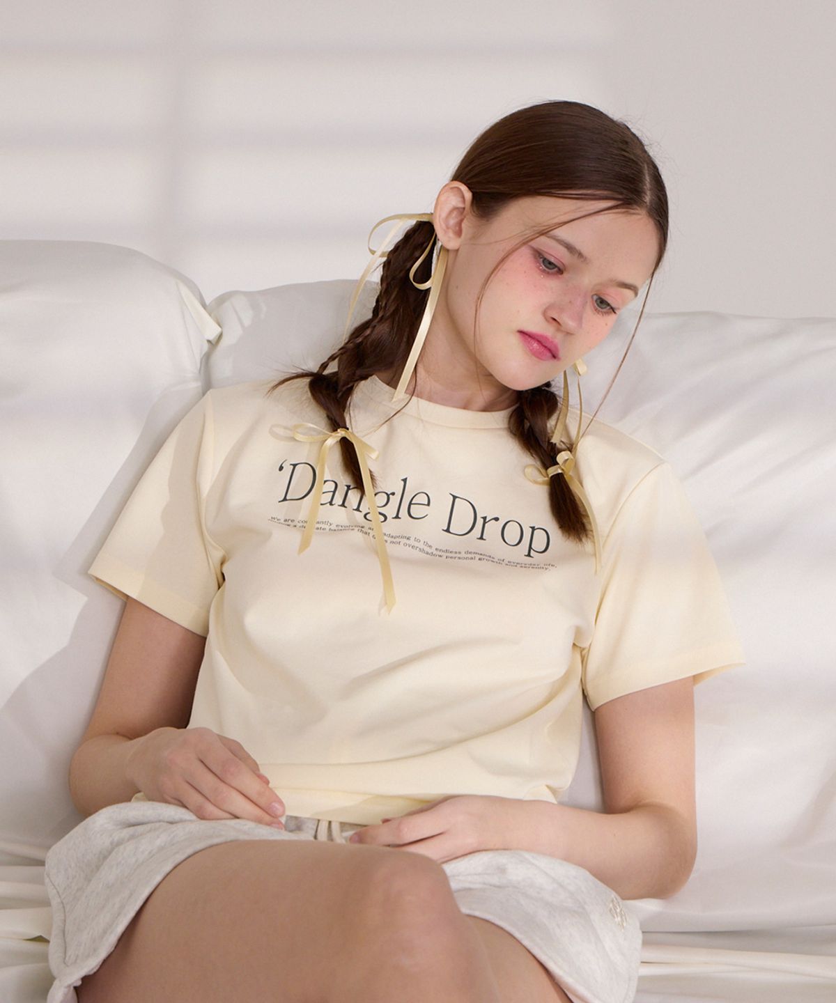 댕글드랍(DANGLEDROP) DGDP 타이포 세미크롭 반팔티셔츠 크림