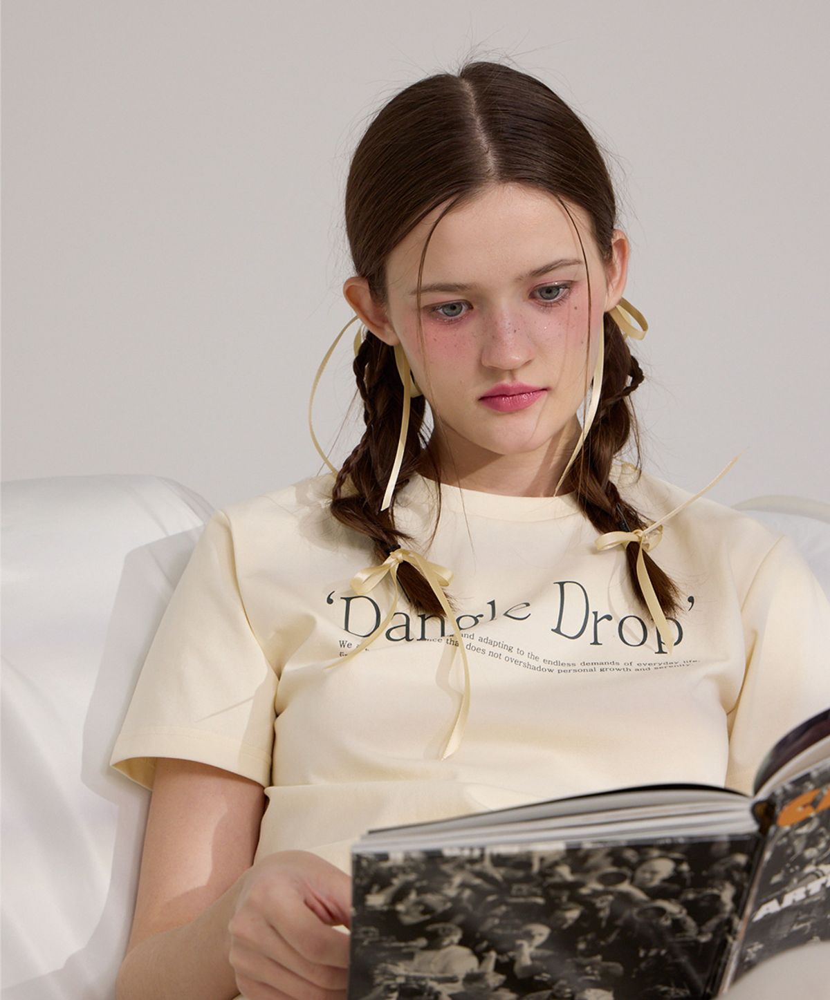 댕글드랍(DANGLEDROP) DGDP 타이포 세미크롭 반팔티셔츠 크림